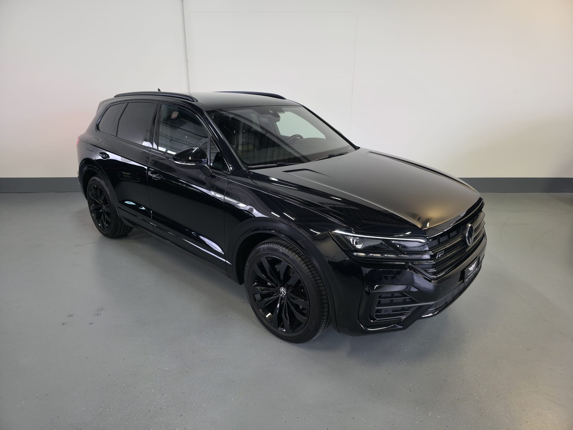 VW Touareg 3.0 TDI R Line Tiptronic-showroom-element-1