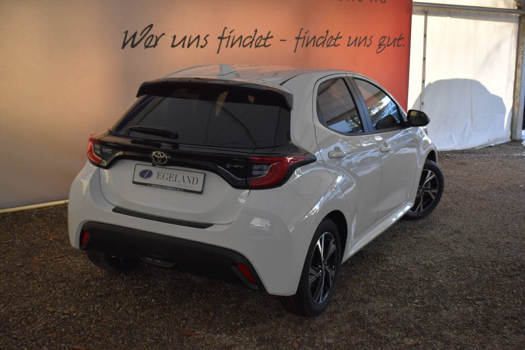 TOYOTA Yaris 1.5 VVT-i HSD Comfort Sport-image-3