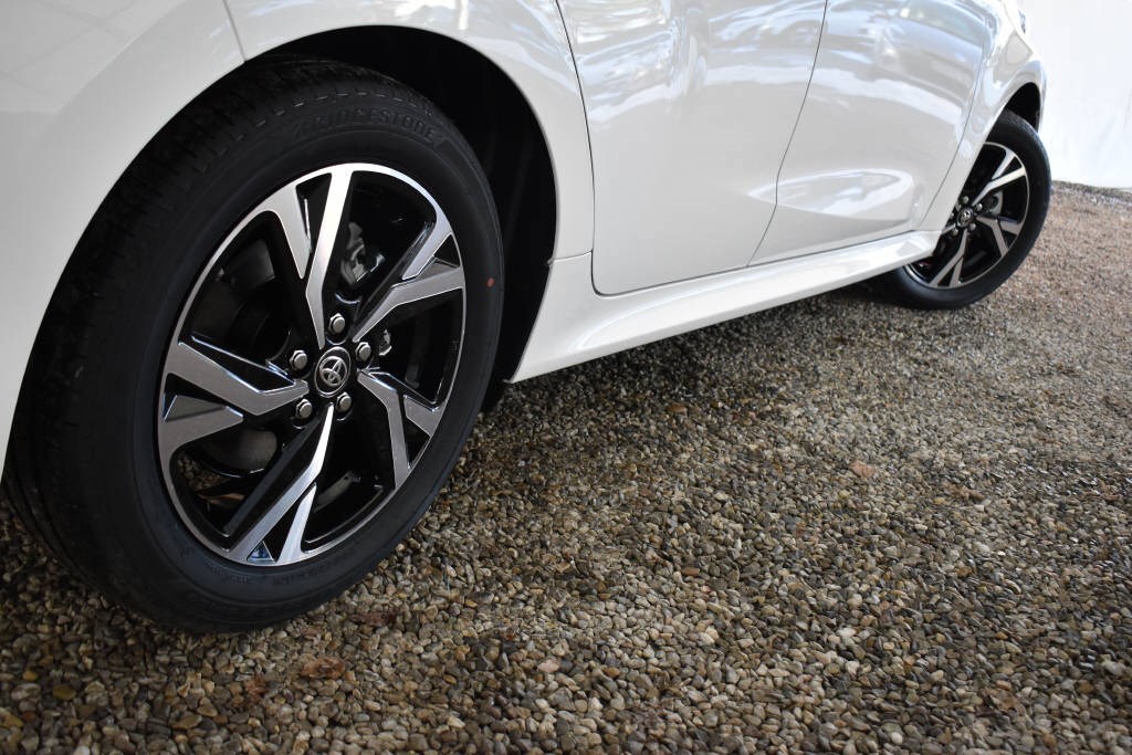 TOYOTA Yaris 1.5 VVT-i HSD Comfort Sport-image-4