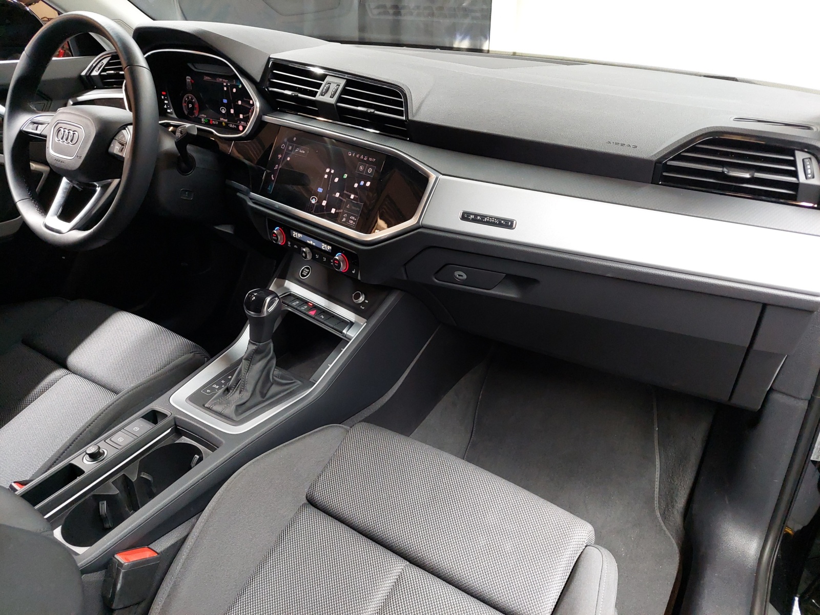AUDI Q3 35 TDI S line quattro S-tronic-image-9