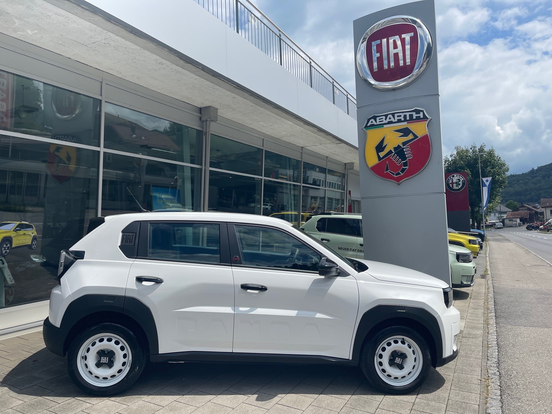 FIAT Grande Panda Elektro Red/ CH-Fhz mit 0% LEASING-showroom-element-1