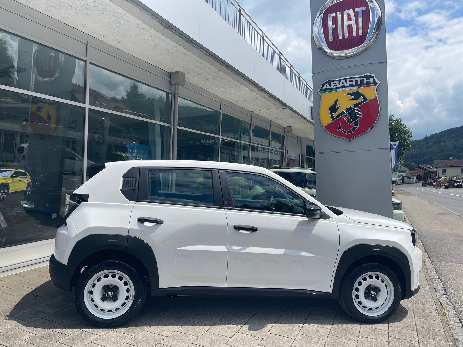 FIAT Grande Panda Elektro Red/ CH-Fhz mit 0% LEASING-showroom-element-2