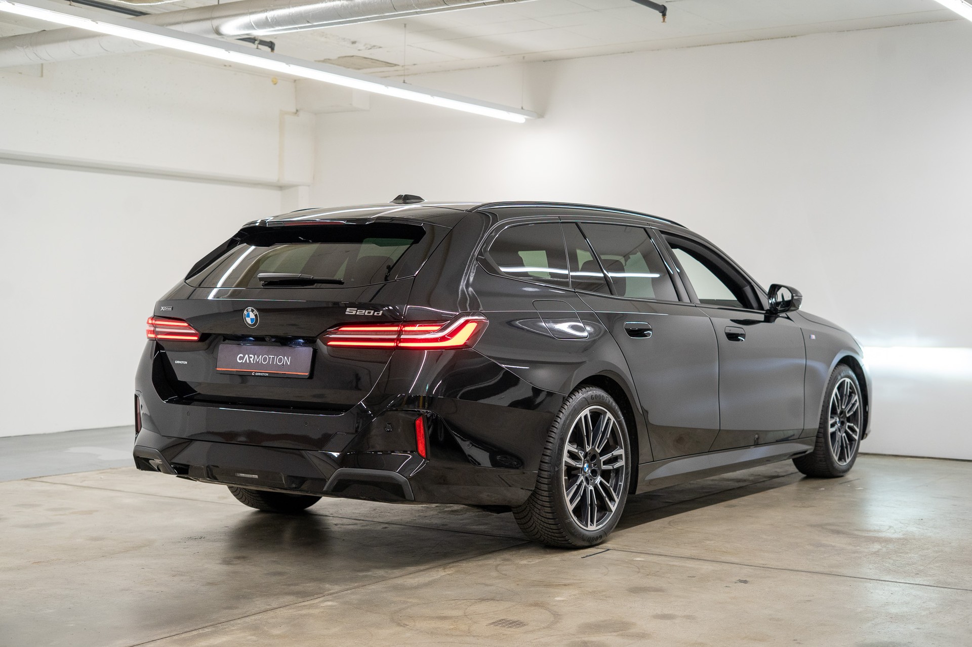 BMW 520d xDrive Touring M Sport / 360°Kamera / HarmanKardon / HeadUp Display-showroom-element-3