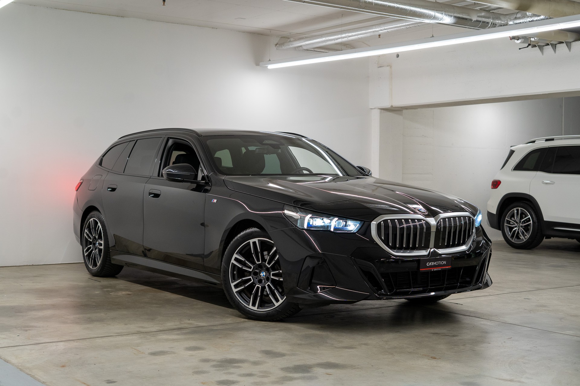 BMW 520d xDrive Touring M Sport / 360°Kamera / HarmanKardon / HeadUp Display-showroom-element-2