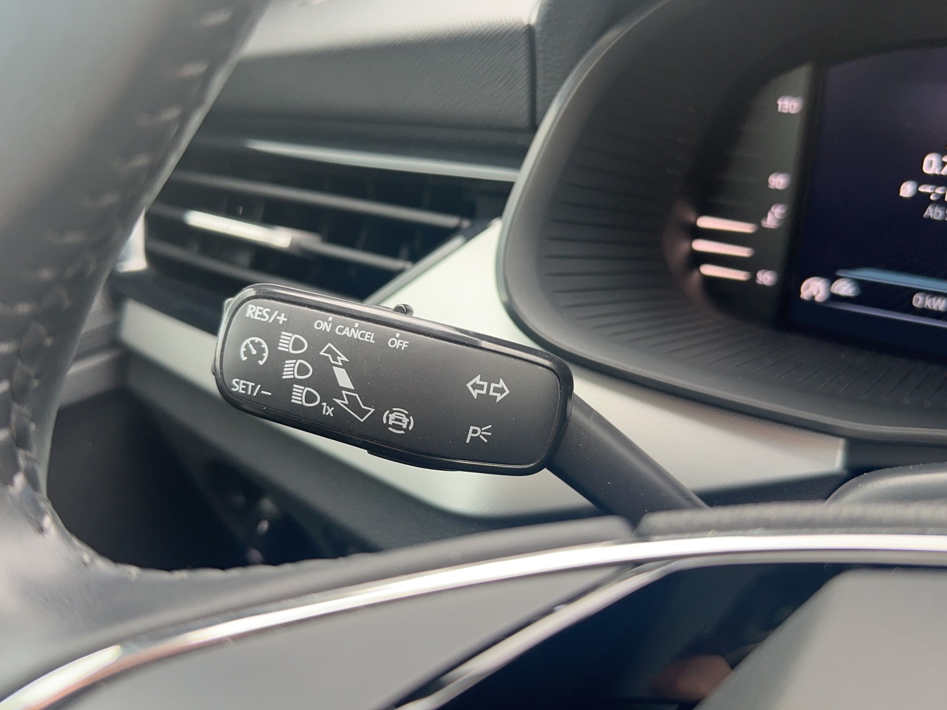 SKODA Kamiq 1.0 TSI Ambition Aut. Rückfahrkamera / Apple Car Play-image-13