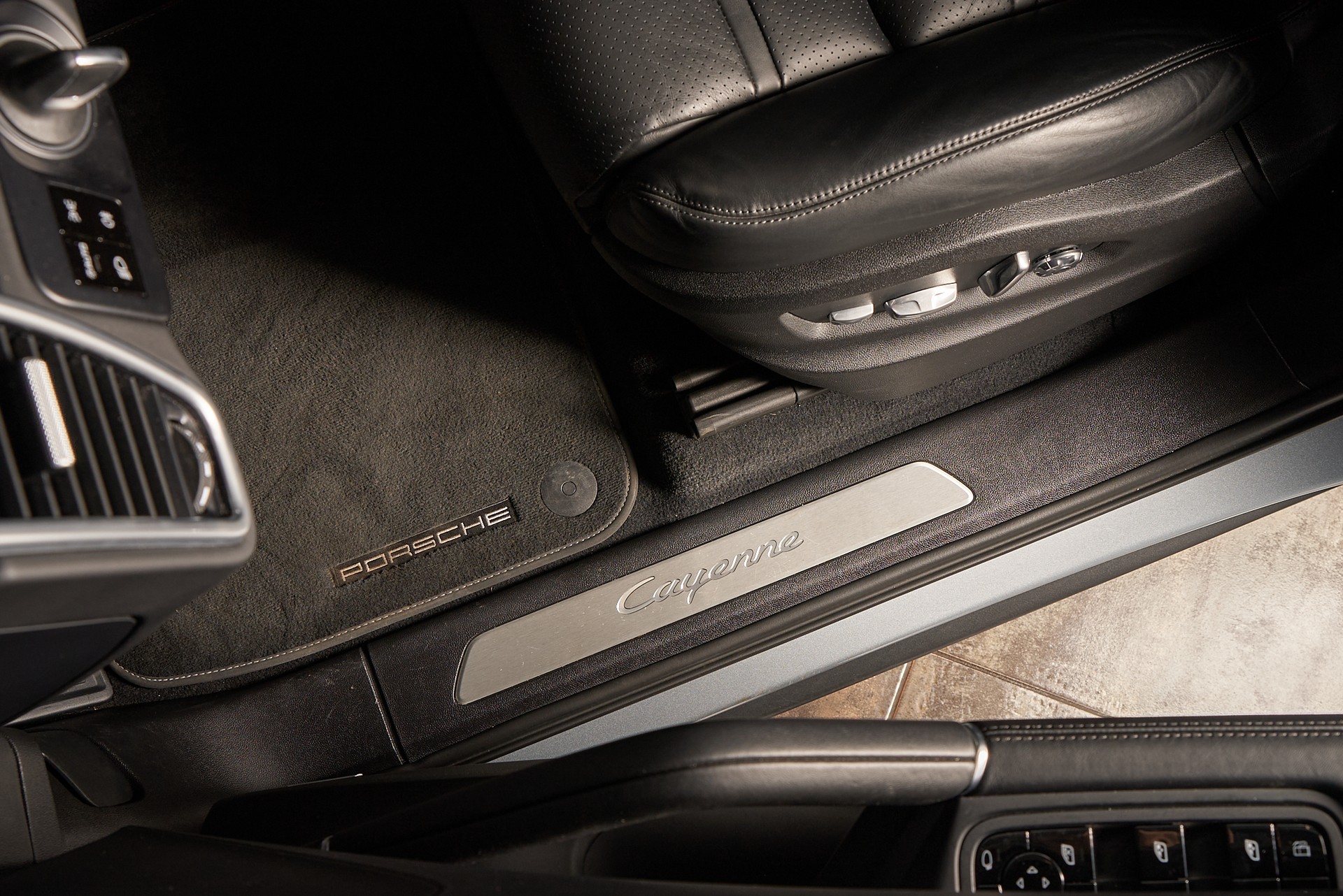 PORSCHE Cayenne E-Hybrid-showroom-element-3