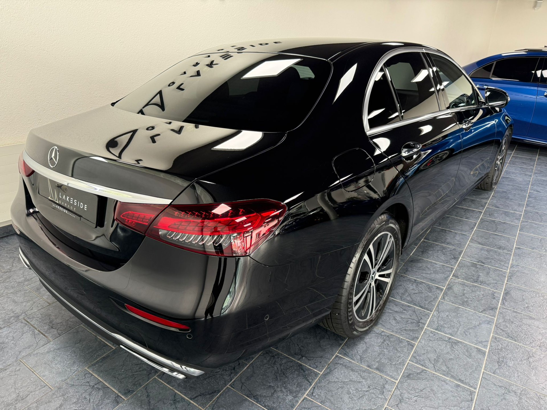 MERCEDES-BENZ E 220 d 4Matic Avantgarde 9G-Tronic-showroom-element-3