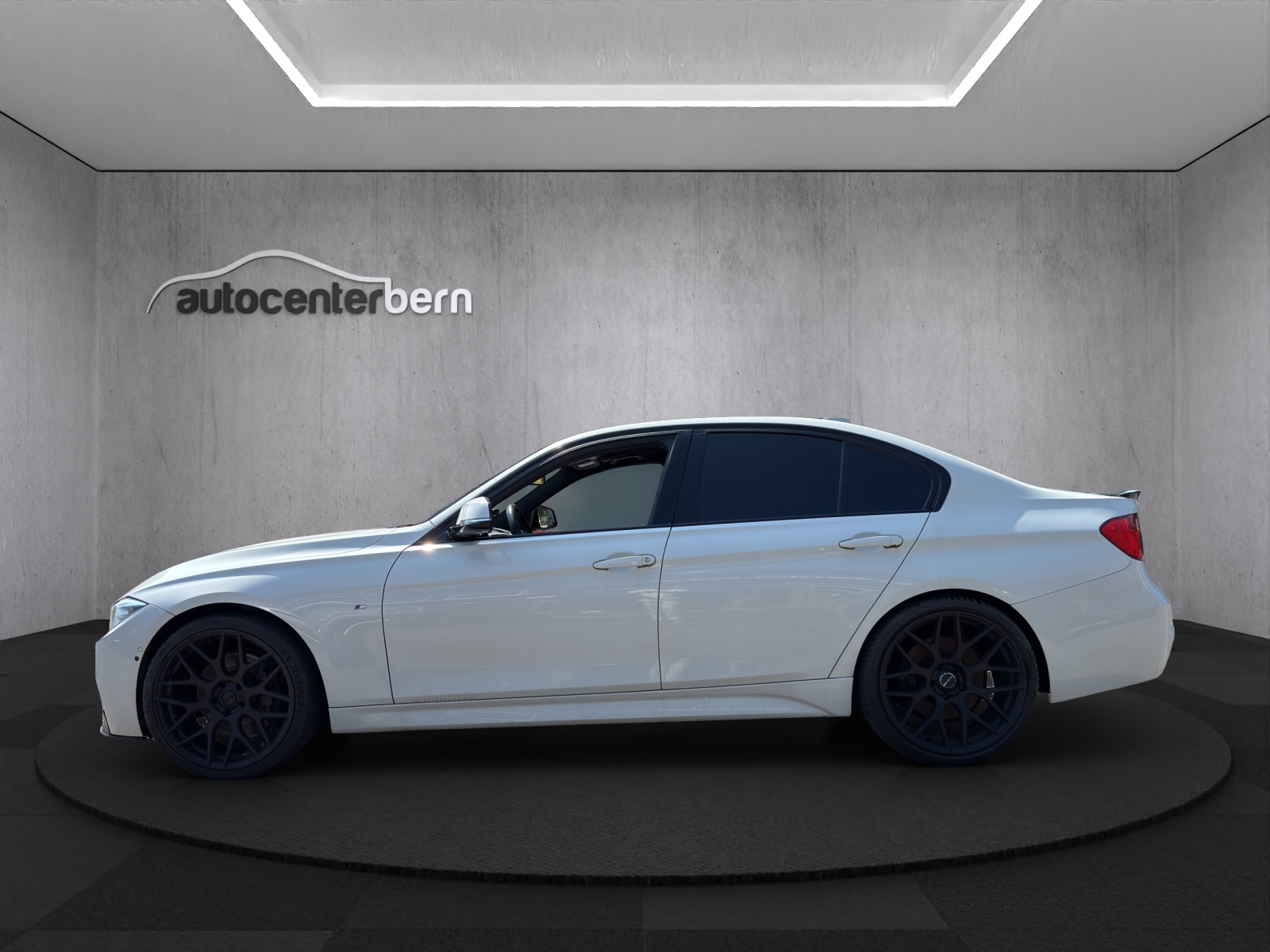 BMW 335i Steptronic-showroom-element-3