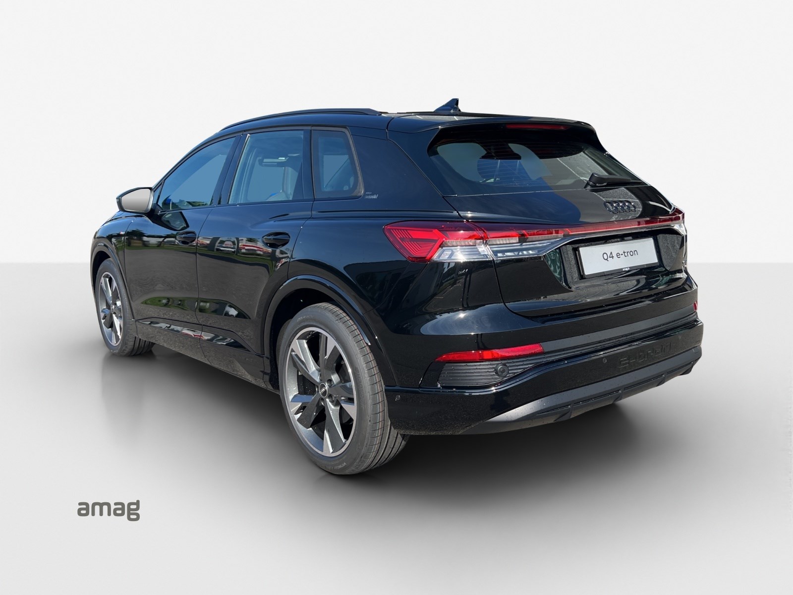 AUDI Q4 e-tron 45 quattro-showroom-element-2
