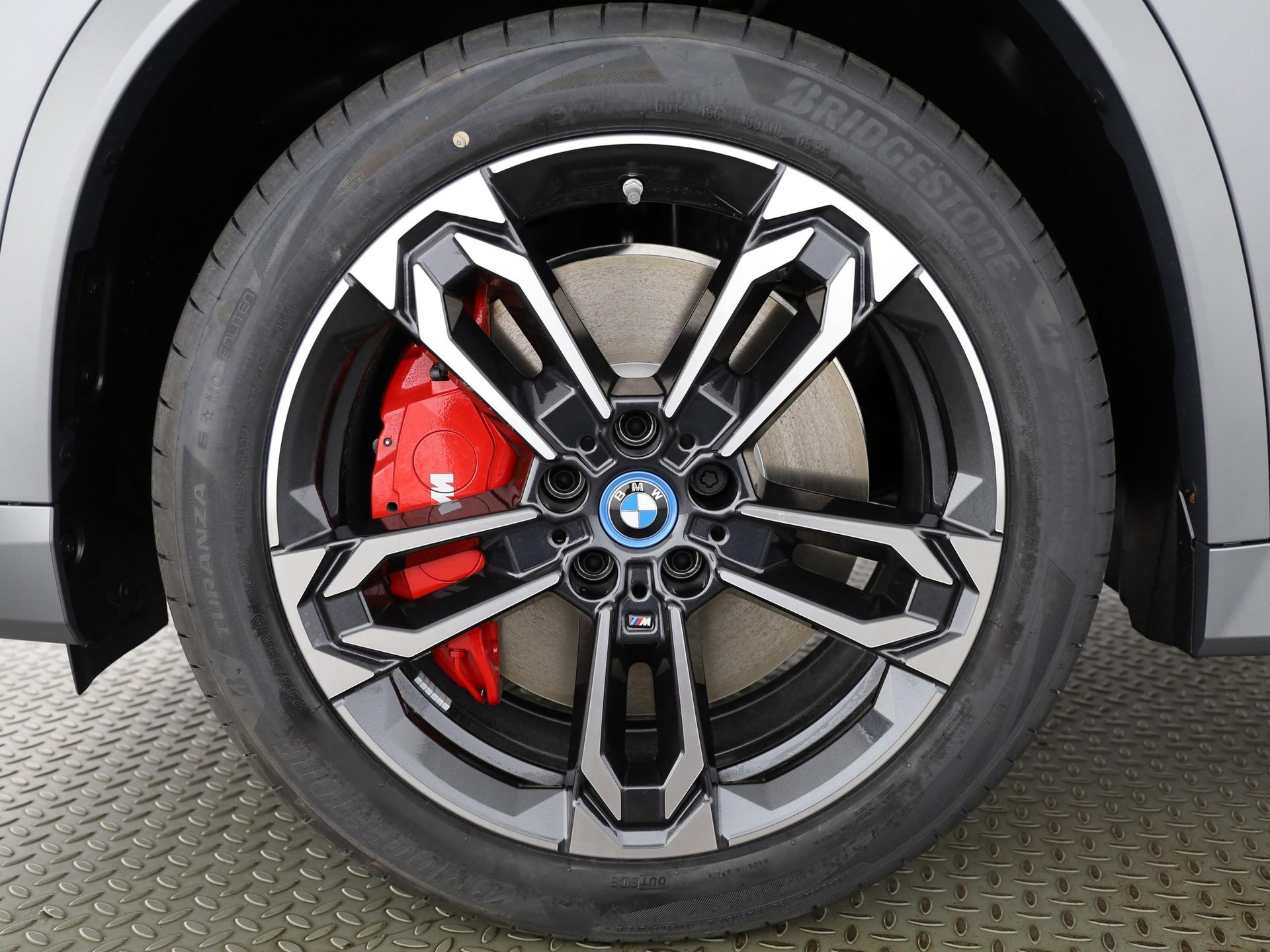BMW iX1 30 xDrive-showroom-element-3