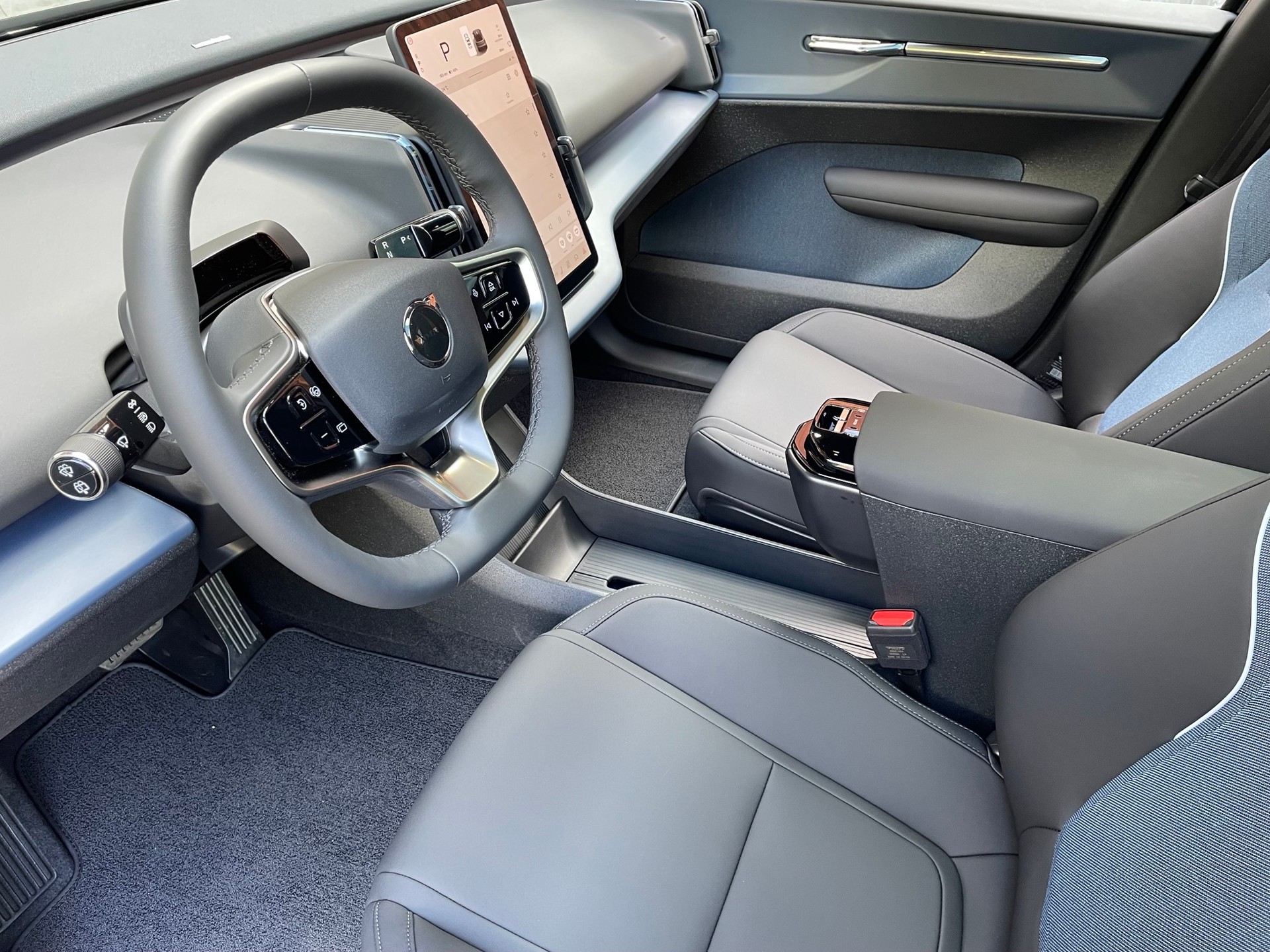 VOLVO EX 30-showroom-element-3