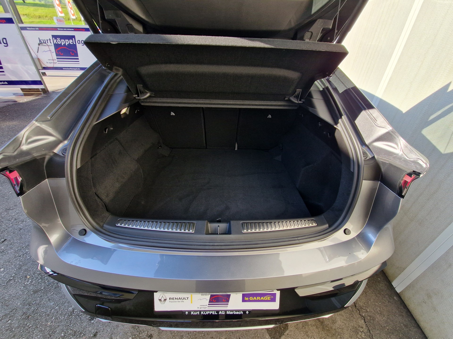 RENAULT Rafale 1.2 E-Tech techno-showroom-element-3