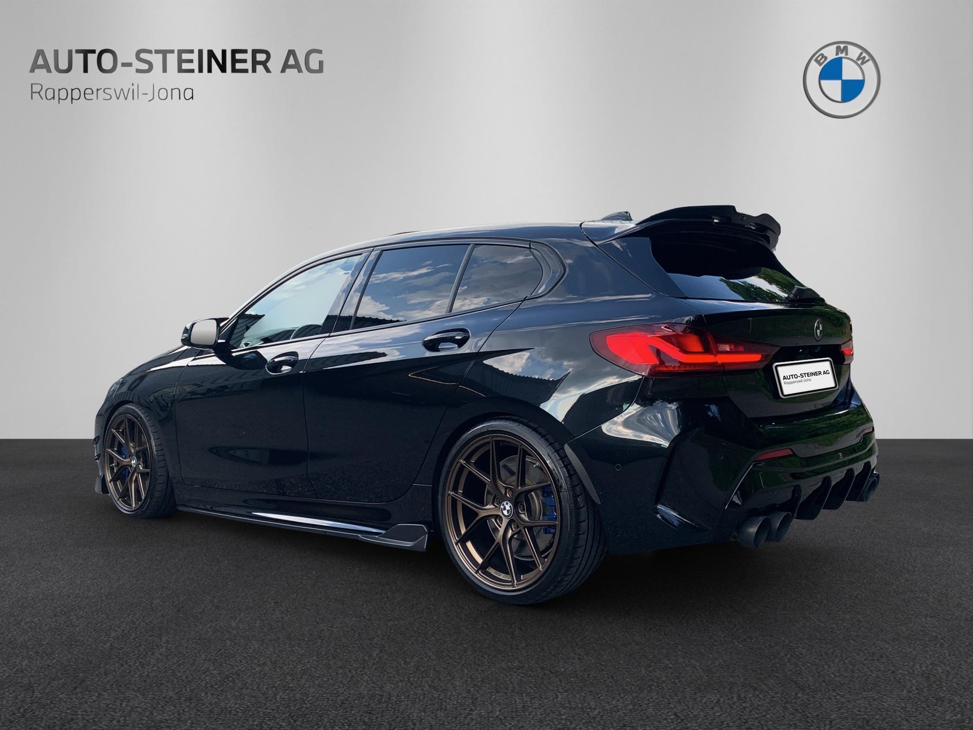 BMW M135i xDrive Steptronic-showroom-element-2