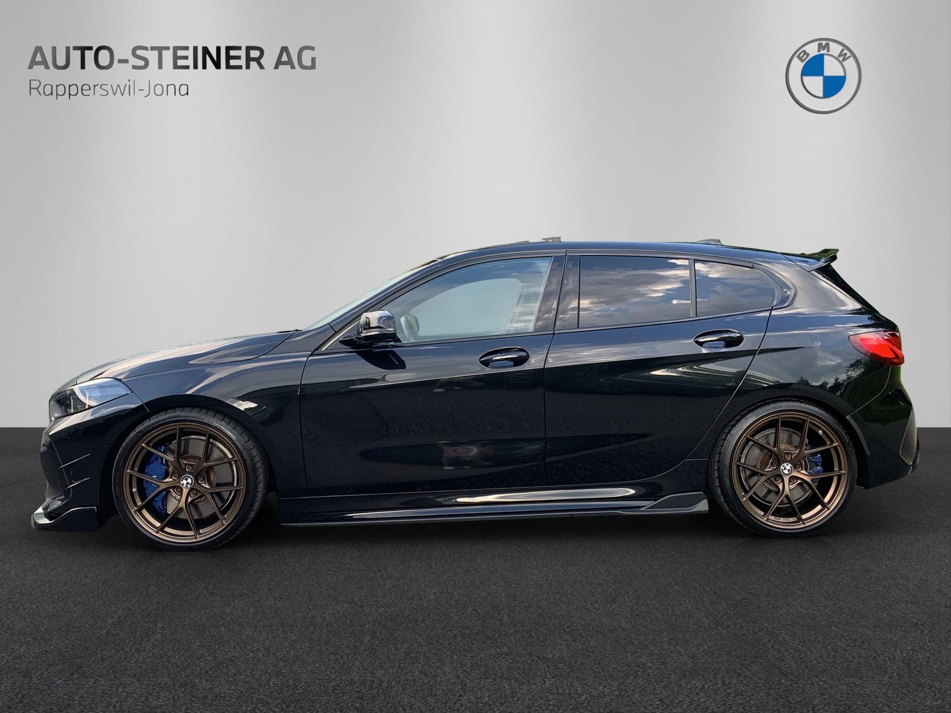 BMW M135i xDrive Steptronic-showroom-element-1