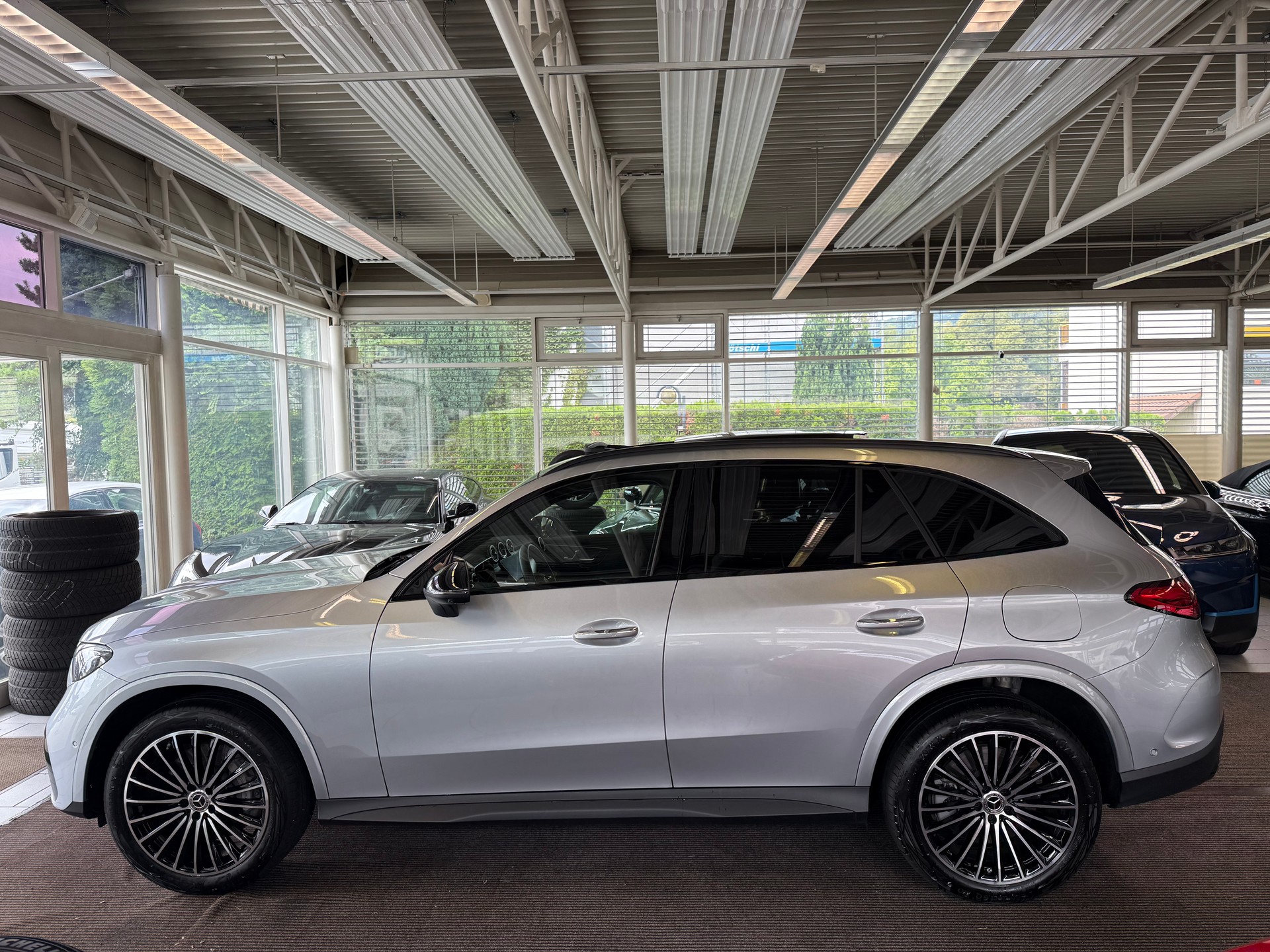 MERCEDES-BENZ GLC 400 e 4Matic 9G-Tronic AMG Line | CH Swiss | Gratis Service & Garantie | Panorama | AHK | Premium PLUS |-showroom-element-3