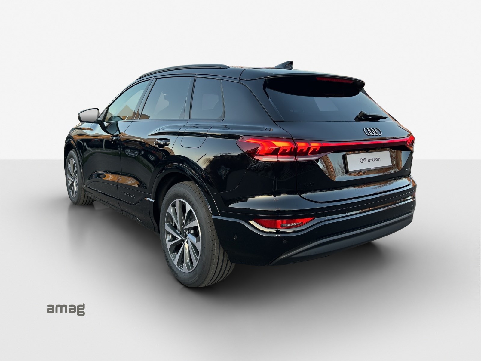 AUDI Q6 e-tron quattro-showroom-element-2