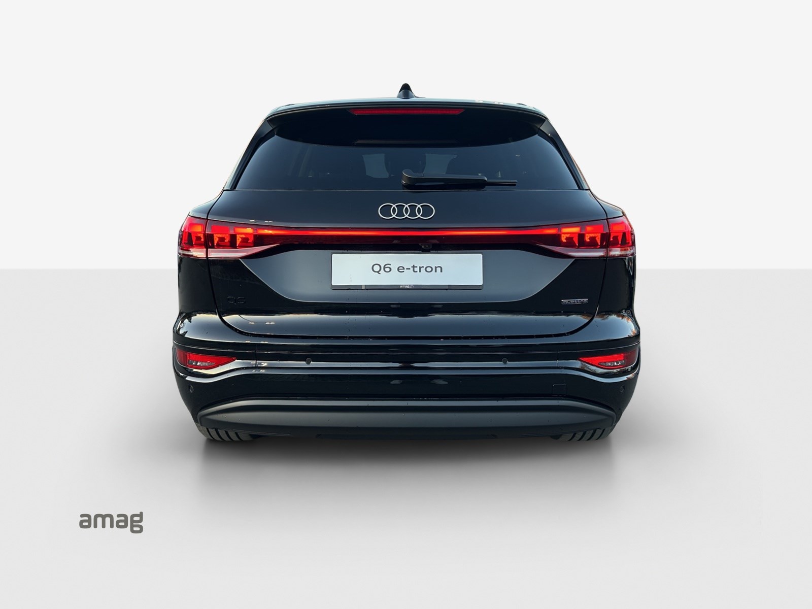 AUDI Q6 e-tron quattro-showroom-element-3