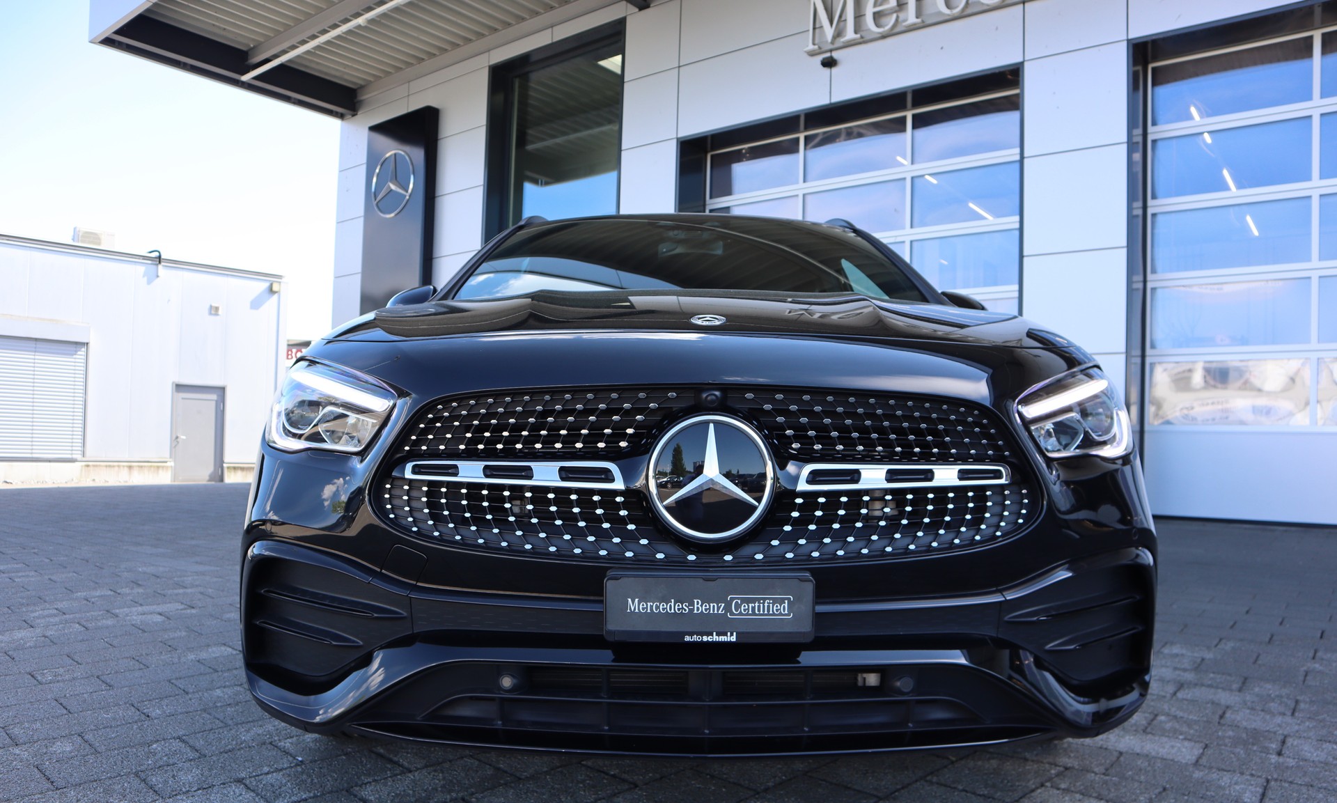 MERCEDES-BENZ GLA 180d AMG Line 8G-DCT-showroom-element-2