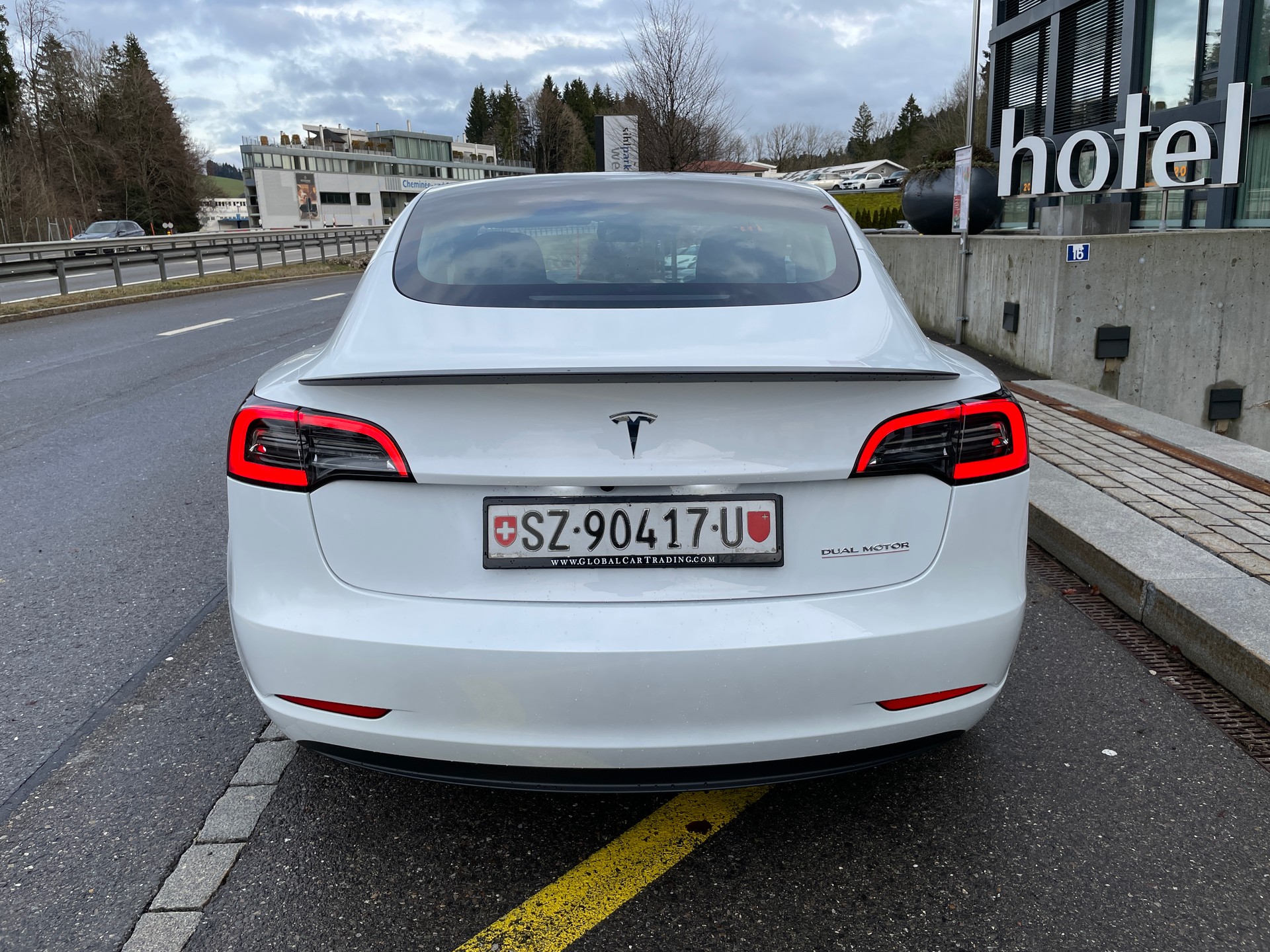 TESLA Model 3 Performance Dual Motor AWD-showroom-element-3