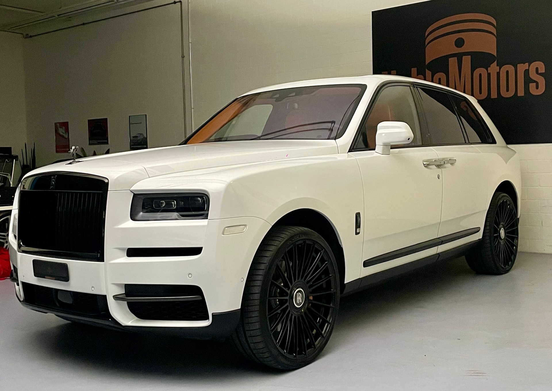 ROLLS-ROYCE Cullinan 6.7 V12 Black Badge 600PS / CH- Fahrzeug & fortlaufender Werksgarantie sowie Service Paket-showroom-element-2