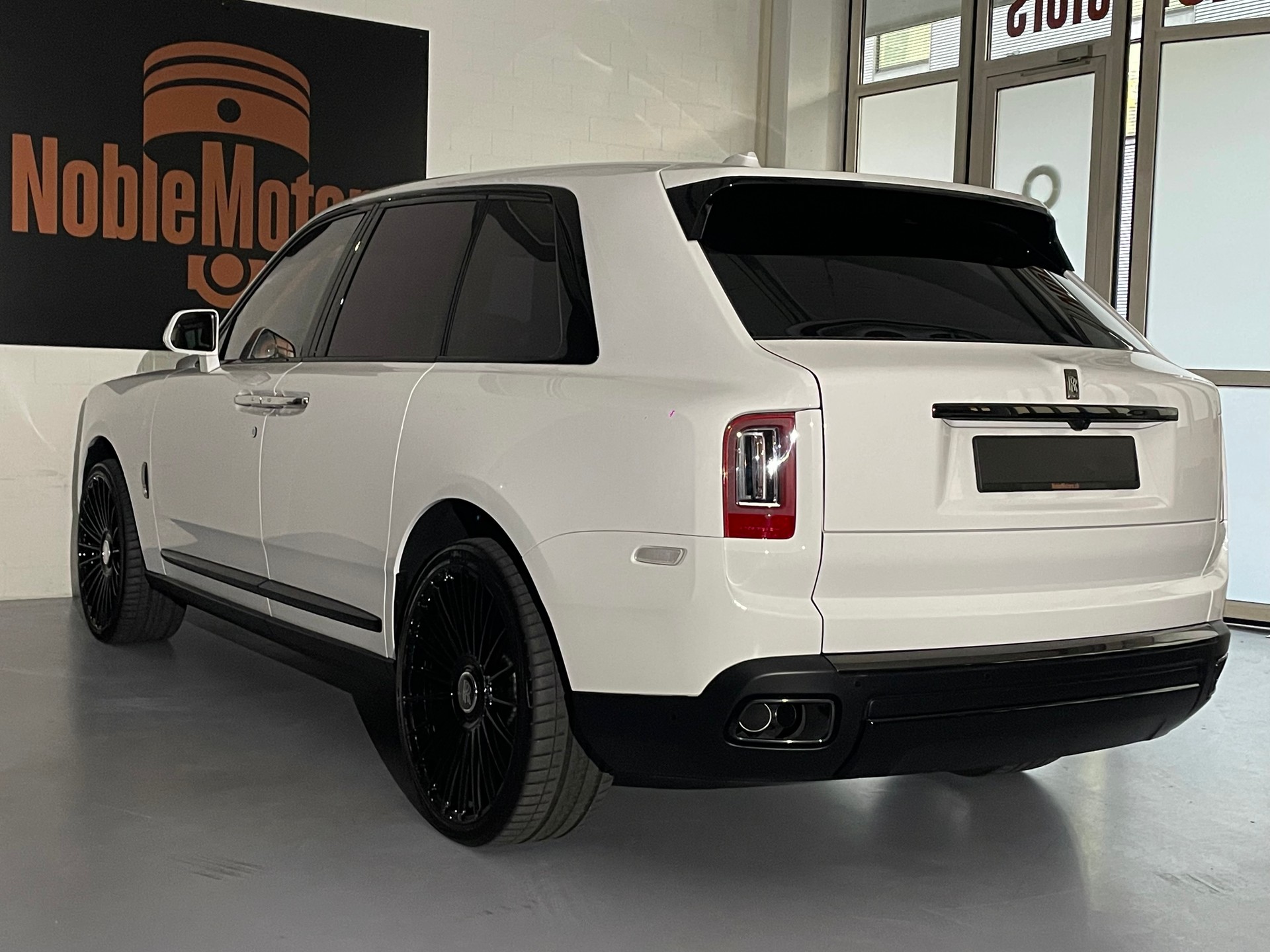 ROLLS-ROYCE Cullinan 6.7 V12 Black Badge 600PS / CH- Fahrzeug & fortlaufender Werksgarantie sowie Service Paket-showroom-element-3