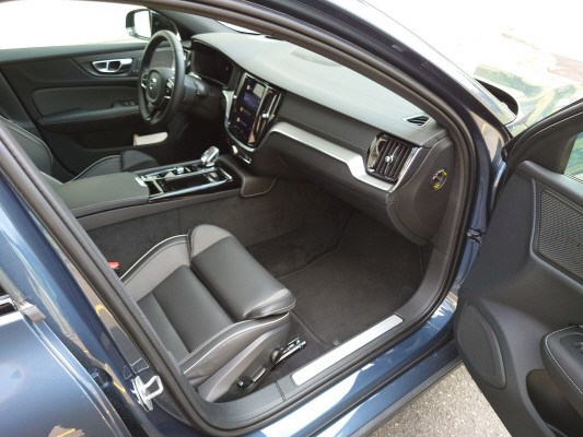 VOLVO V60 T6 eAWD Ultim Dark-image-4