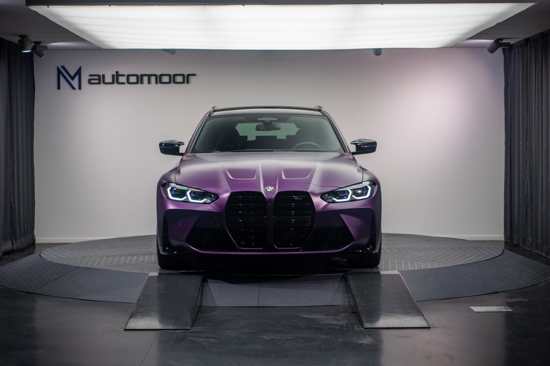 BMW M3 Touring xDrive Competition *Individual Frozen Purple* *Carbon*-showroom-element-1