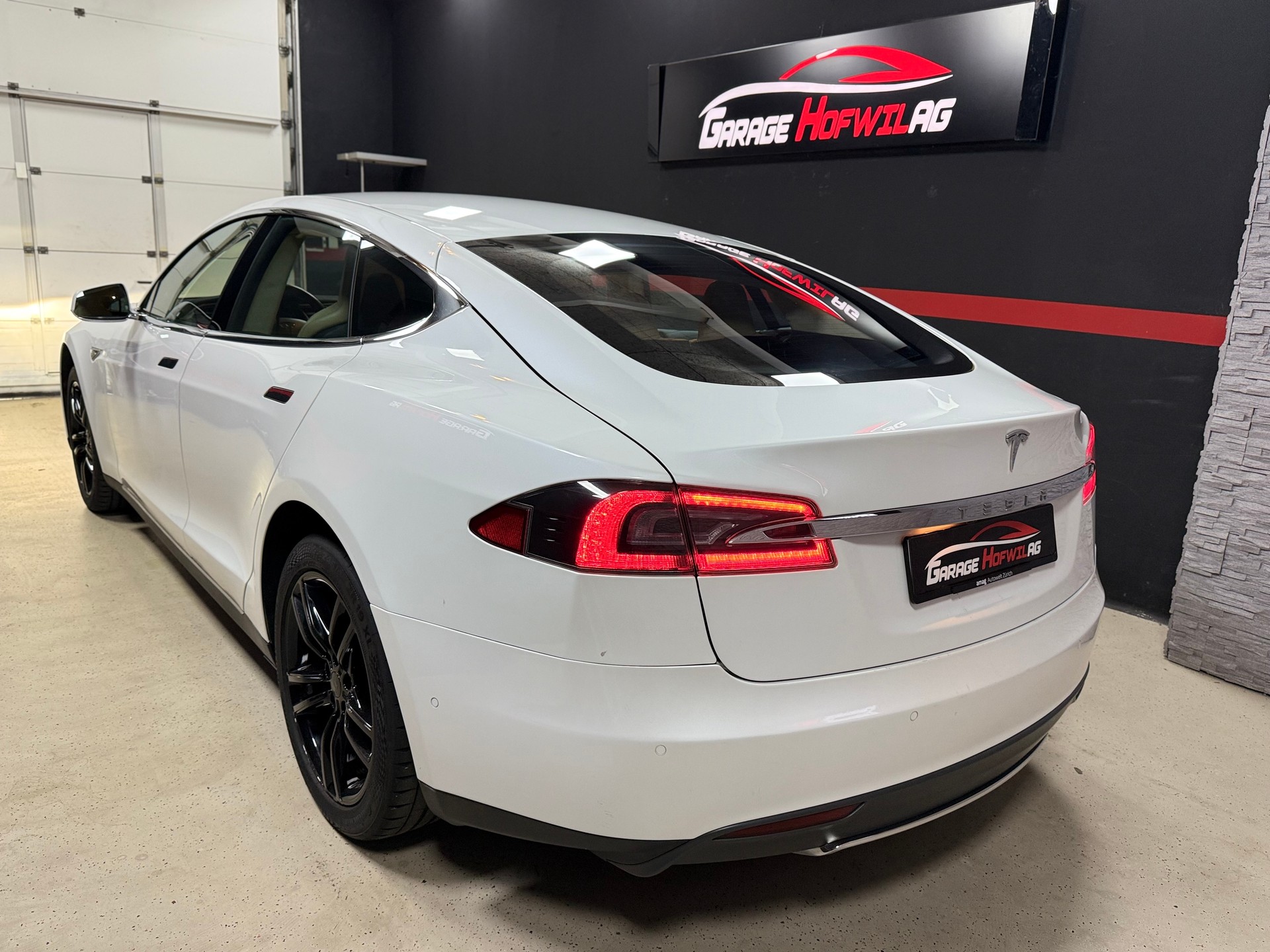 TESLA Model S 85 D FREE SUPERCHARGE-LIFETIME-showroom-element-3