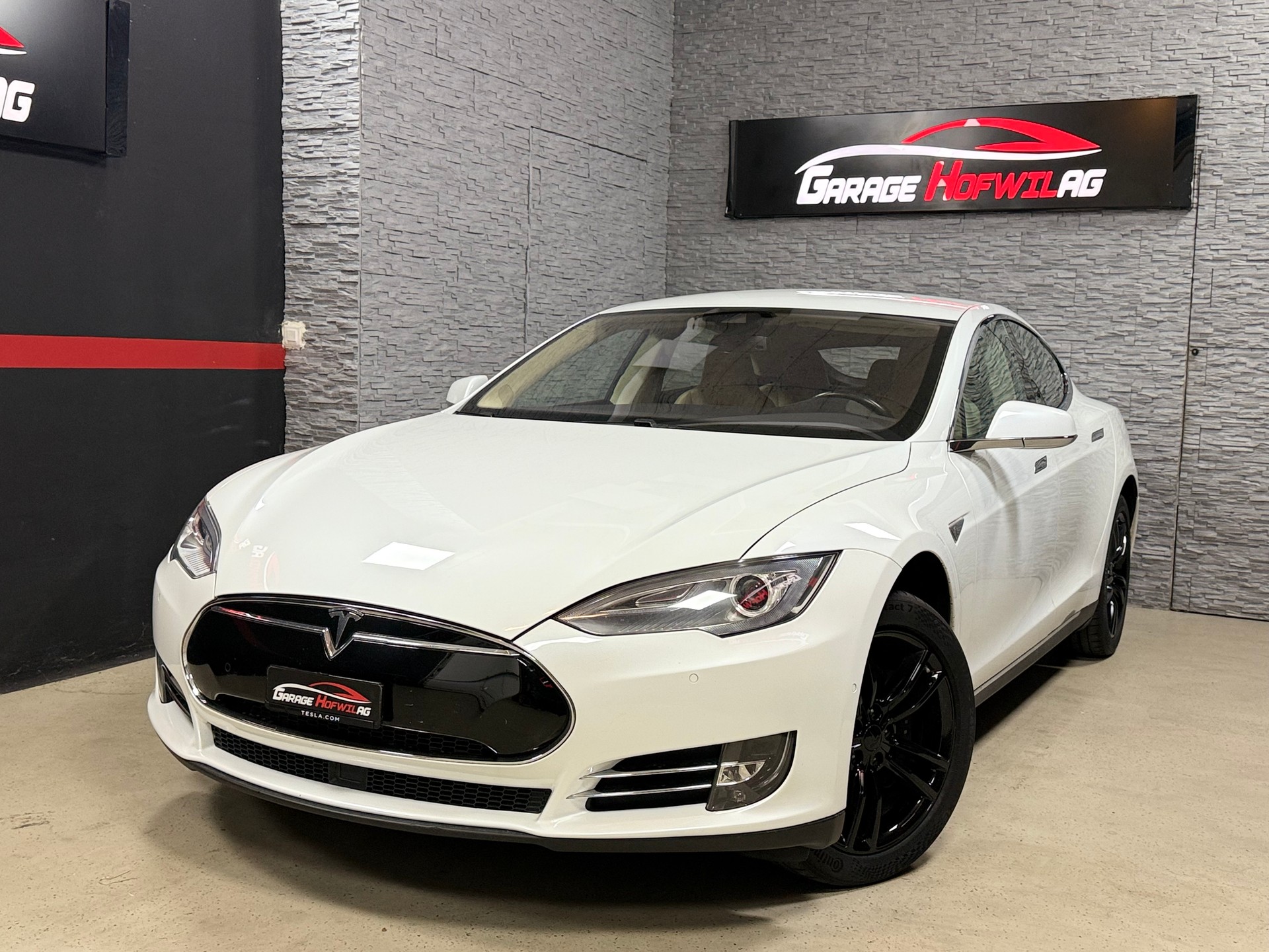 TESLA Model S 85 D FREE SUPERCHARGE-LIFETIME-showroom-element-1