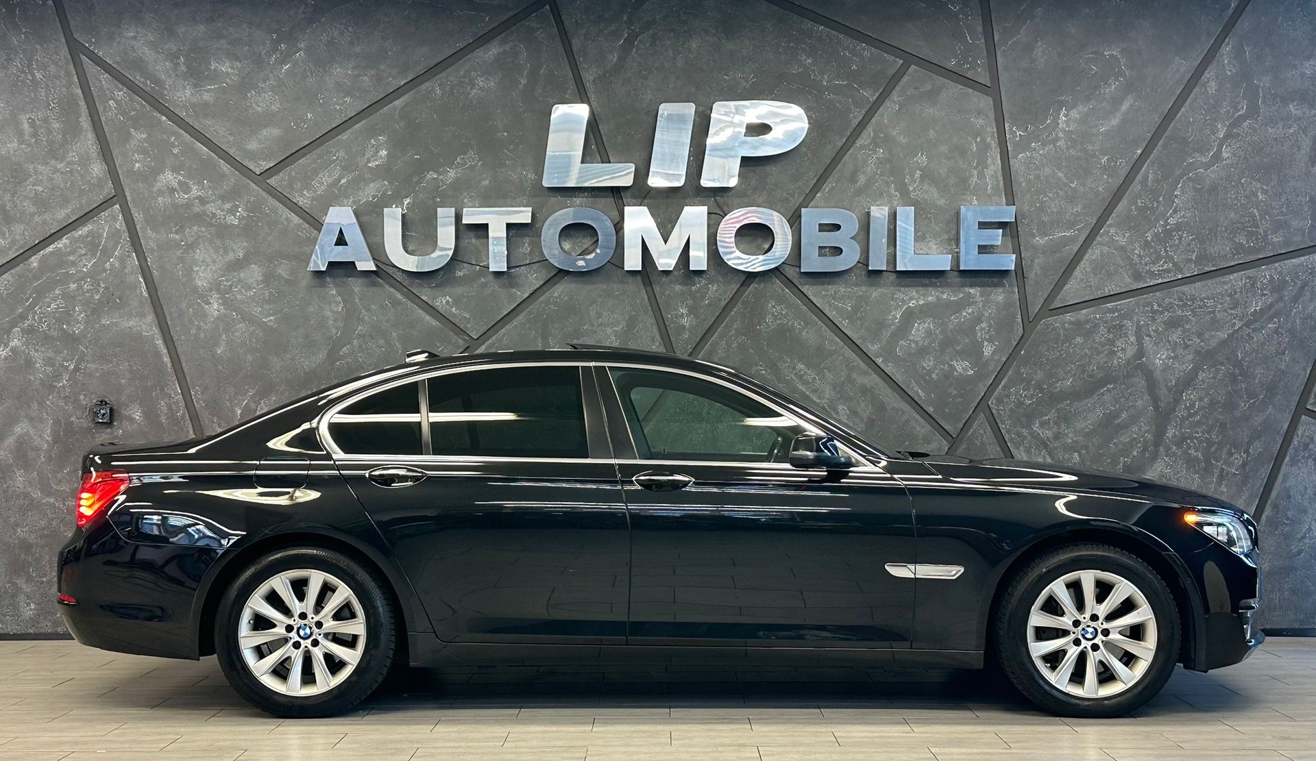BMW 730d xDrive-showroom-element-3