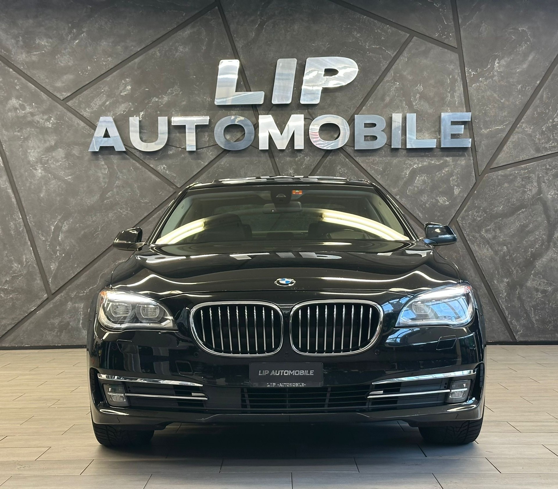 BMW 730d xDrive-showroom-element-1