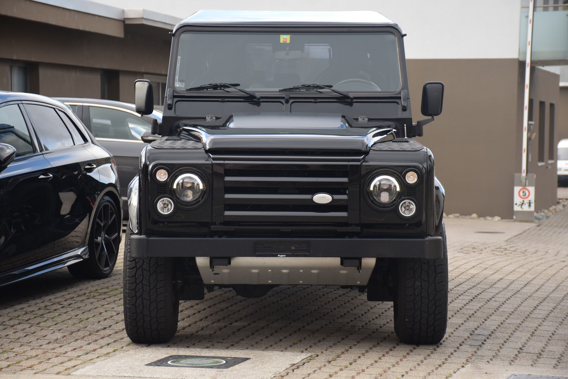 LAND ROVER Defender 110 SW 2.4Tdc SVX-image-1