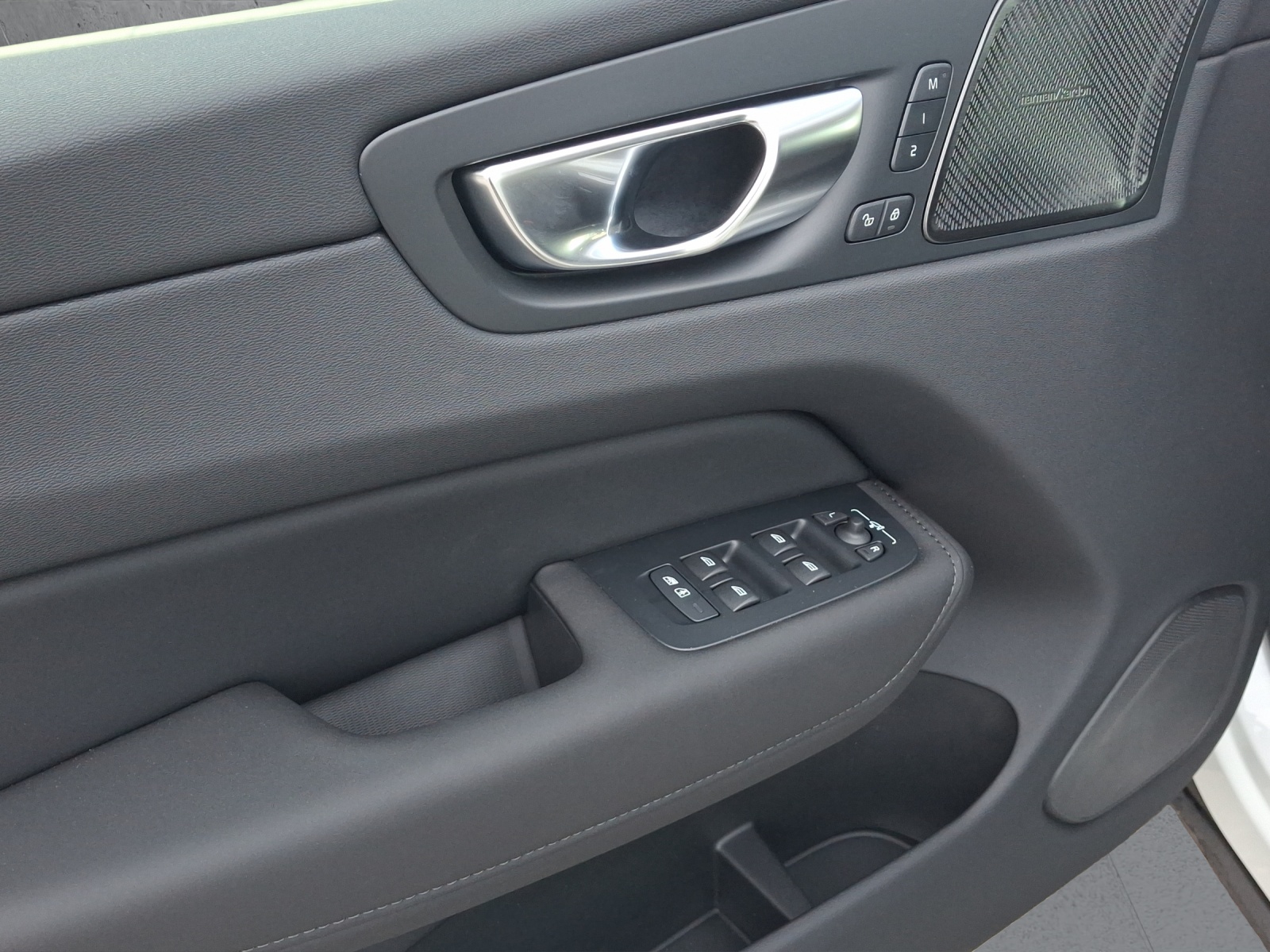 Image VOLVO XC60 XC60 B5 Benzin Mild Hybrid AWD Plus Dark Geartronic