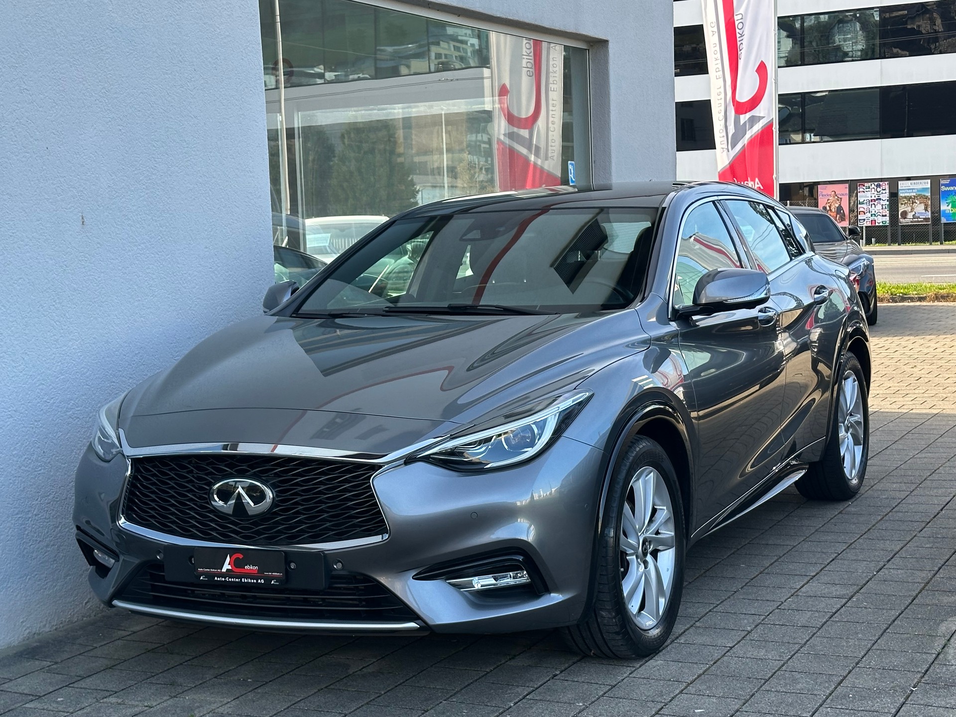 INFINITI Q30 1.6t Premium Tech FWD DCT
