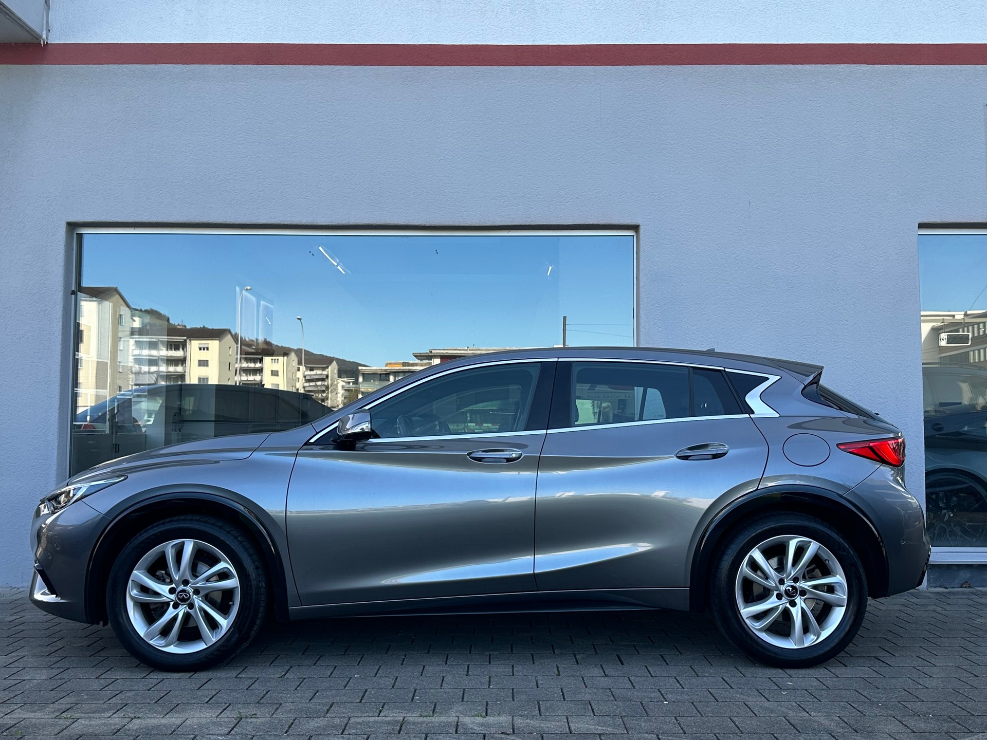 INFINITI Q30 1.6t Premium Tech FWD DCT-showroom-element-2