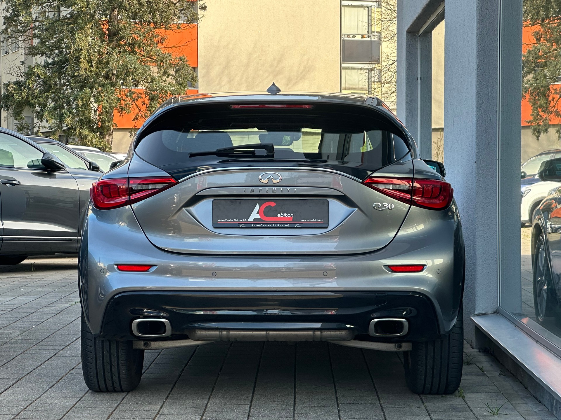 INFINITI Q30 1.6t Premium Tech FWD DCT-showroom-element-3