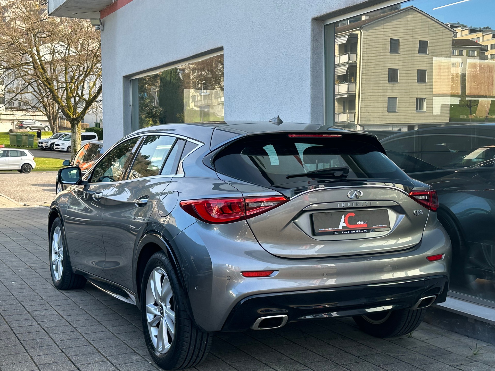 INFINITI Q30 1.6t Premium Tech FWD DCT-showroom-element-1