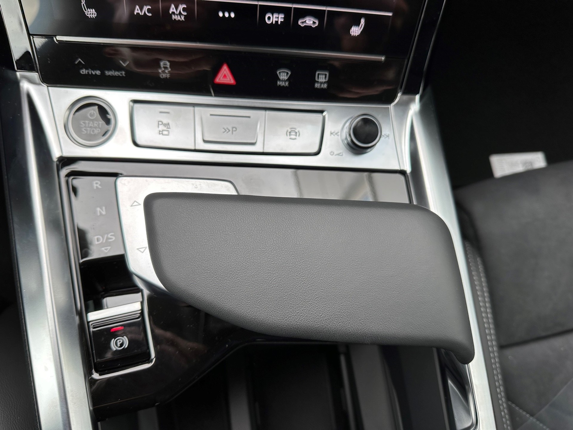 AUDI Q8 50 e-tron advanced quattro-image-9