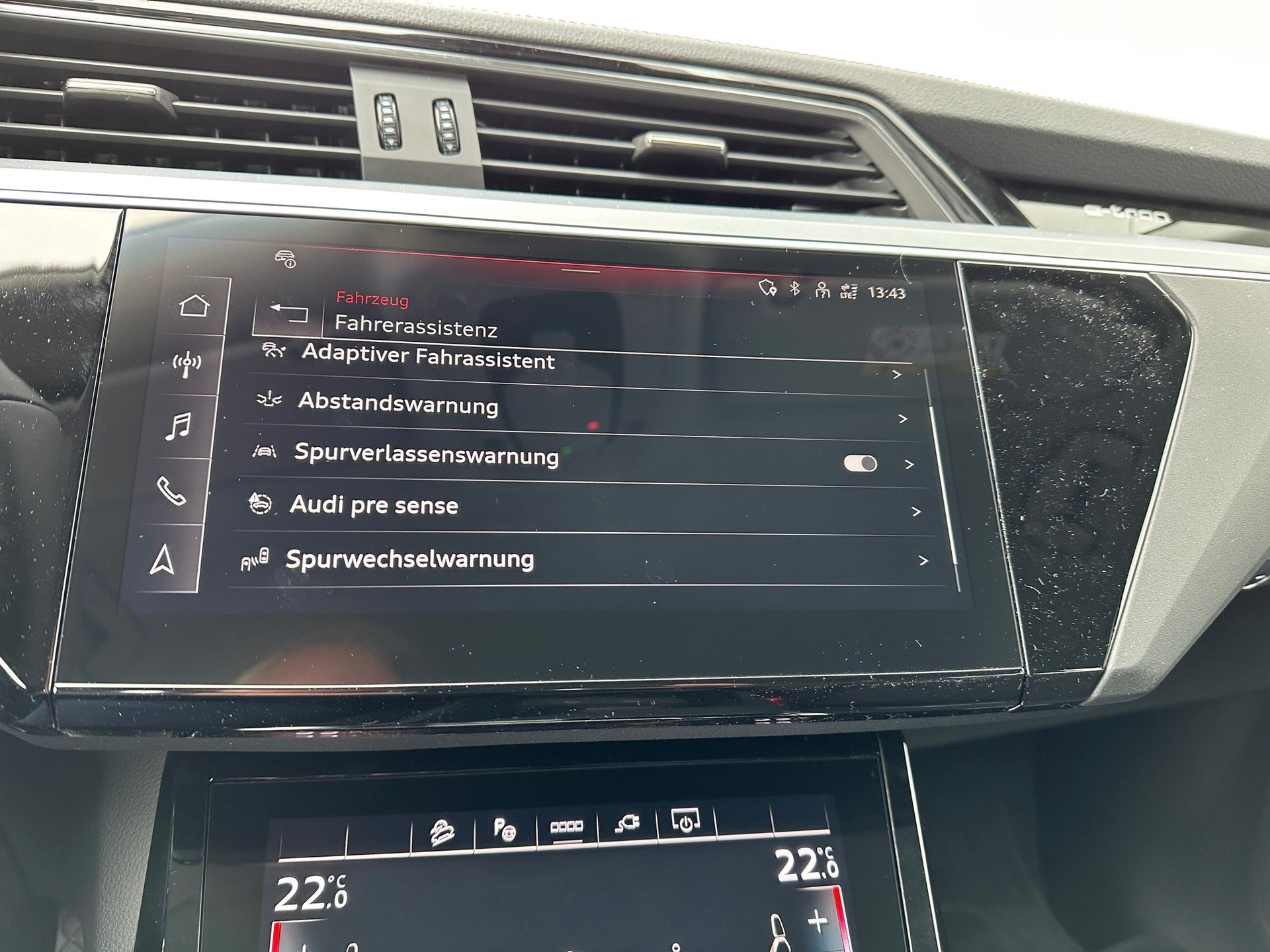 AUDI Q8 50 e-tron advanced quattro-image-10