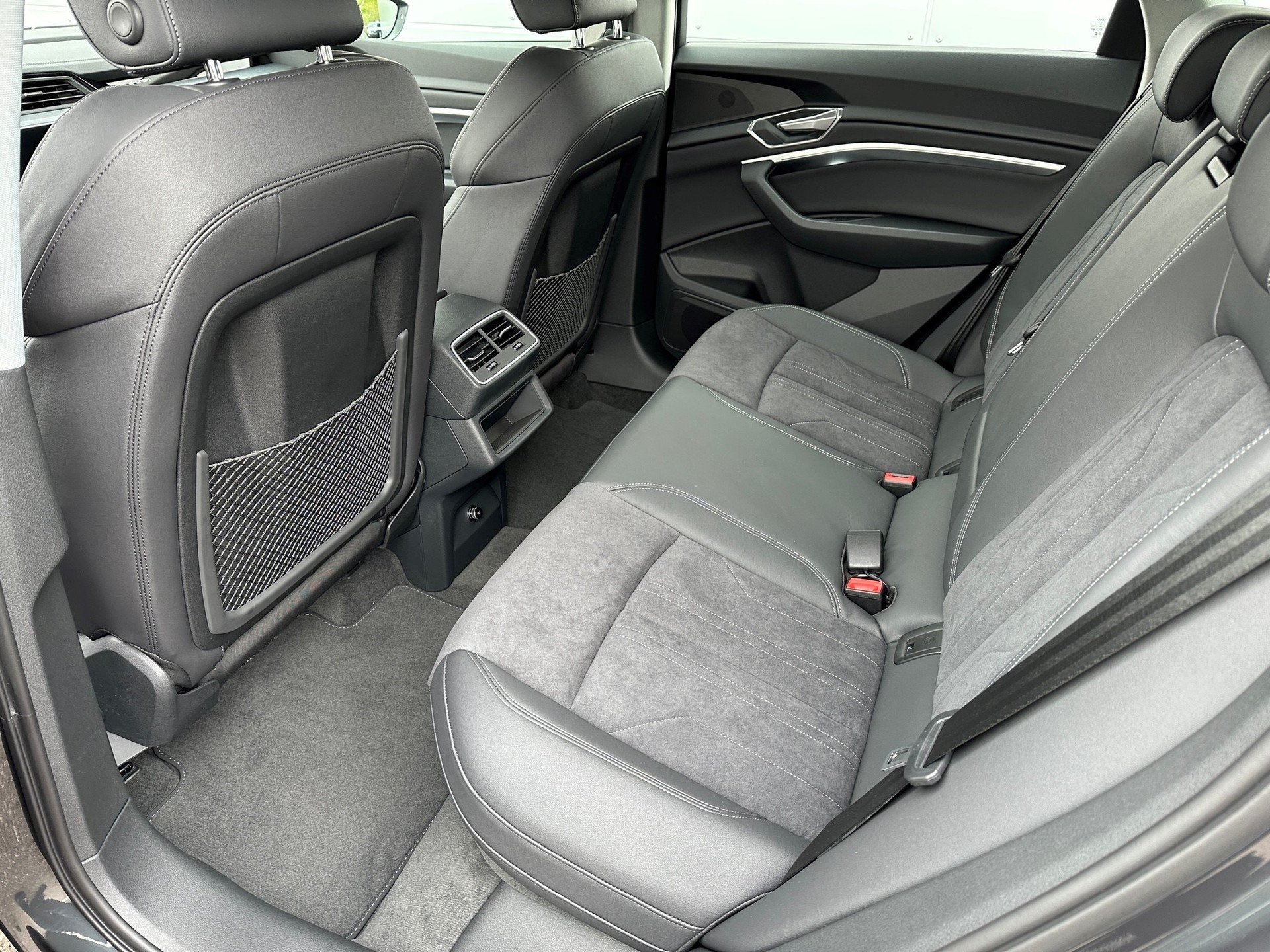 AUDI Q8 50 e-tron advanced quattro-image-11
