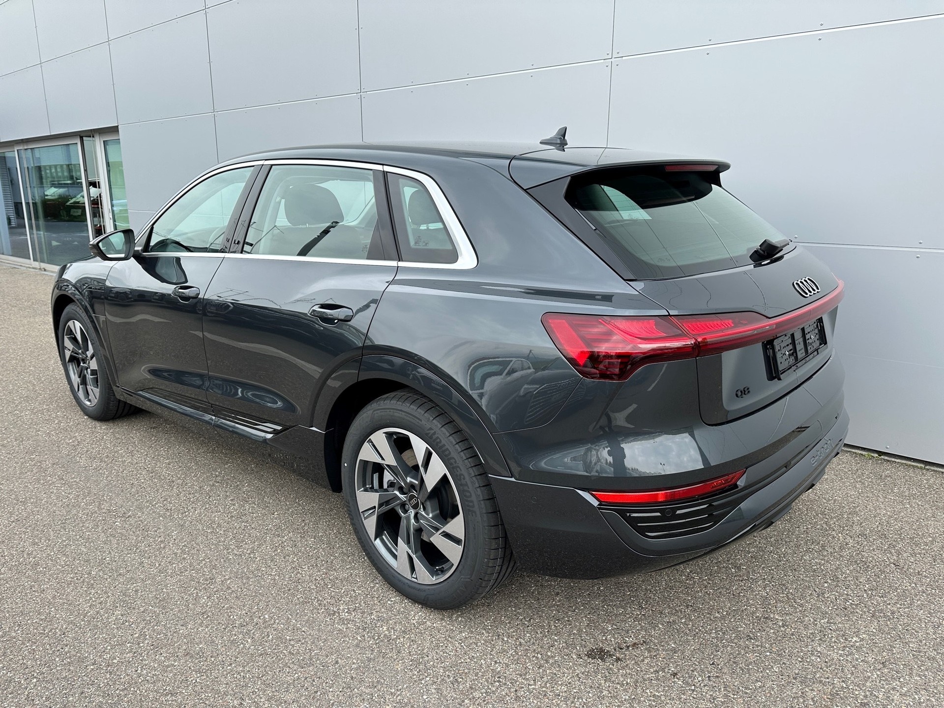 AUDI Q8 50 e-tron advanced quattro-image-3
