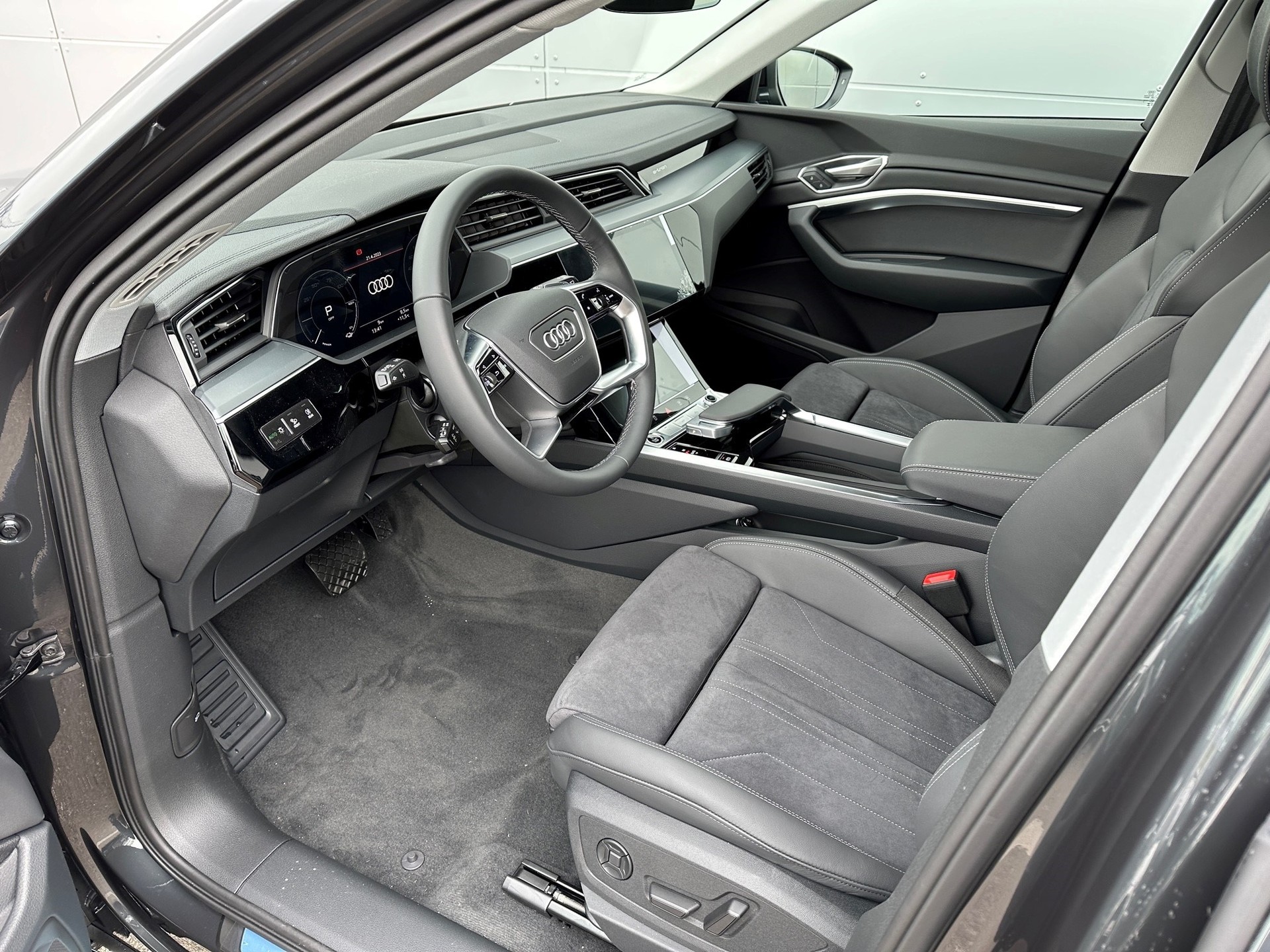 AUDI Q8 50 e-tron advanced quattro-image-4