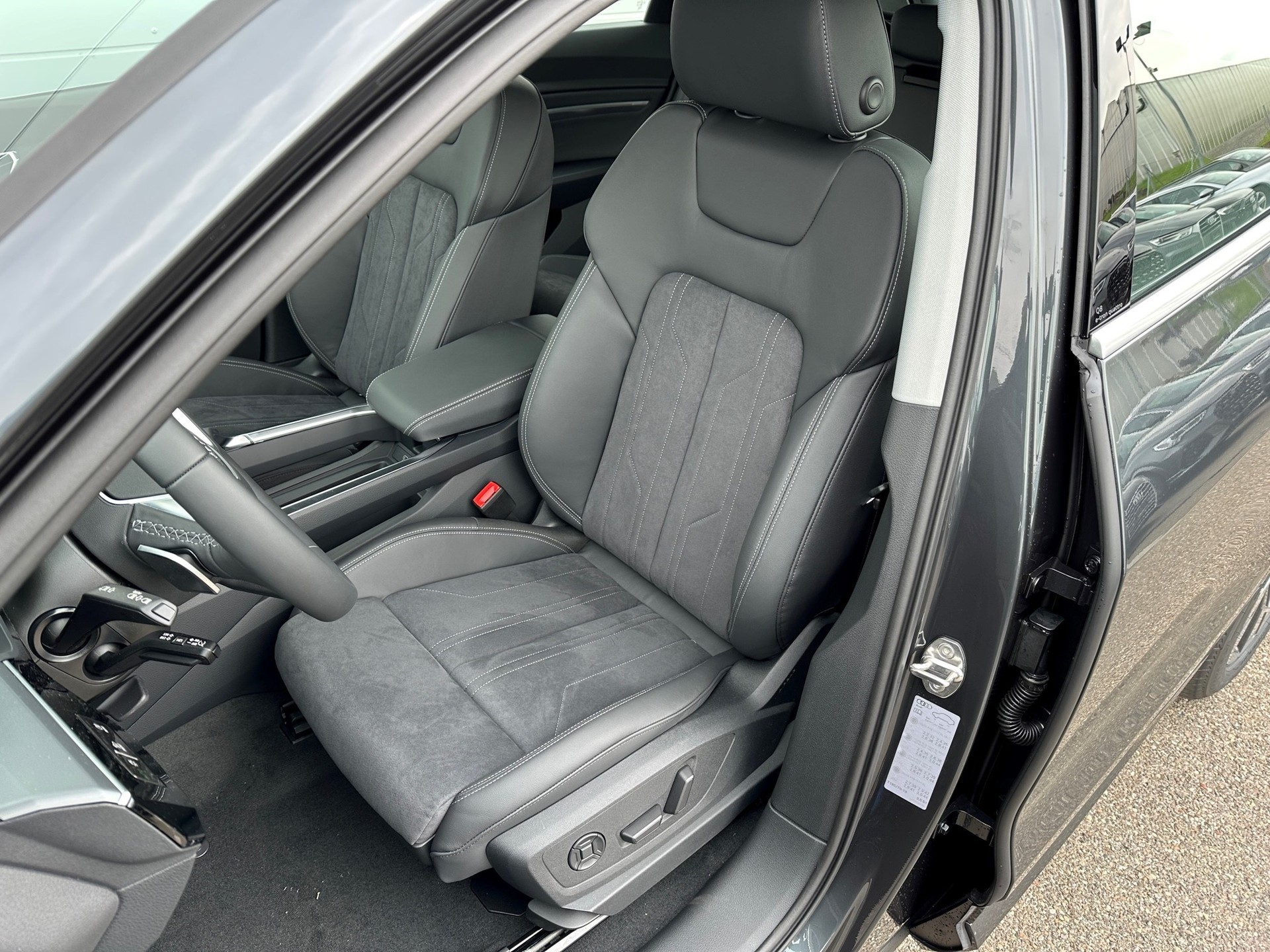 AUDI Q8 50 e-tron advanced quattro-image-5
