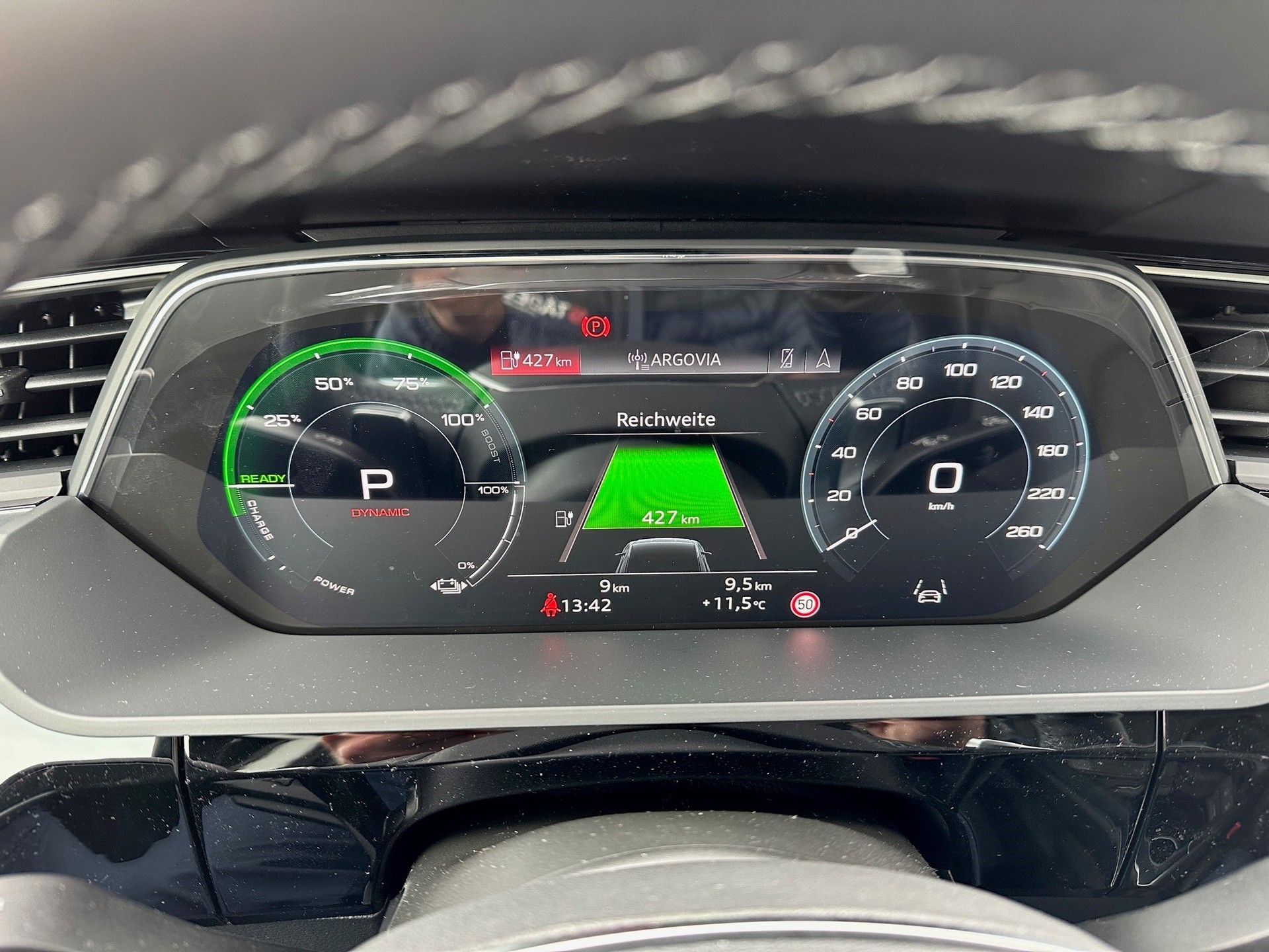 AUDI Q8 50 e-tron advanced quattro-image-6