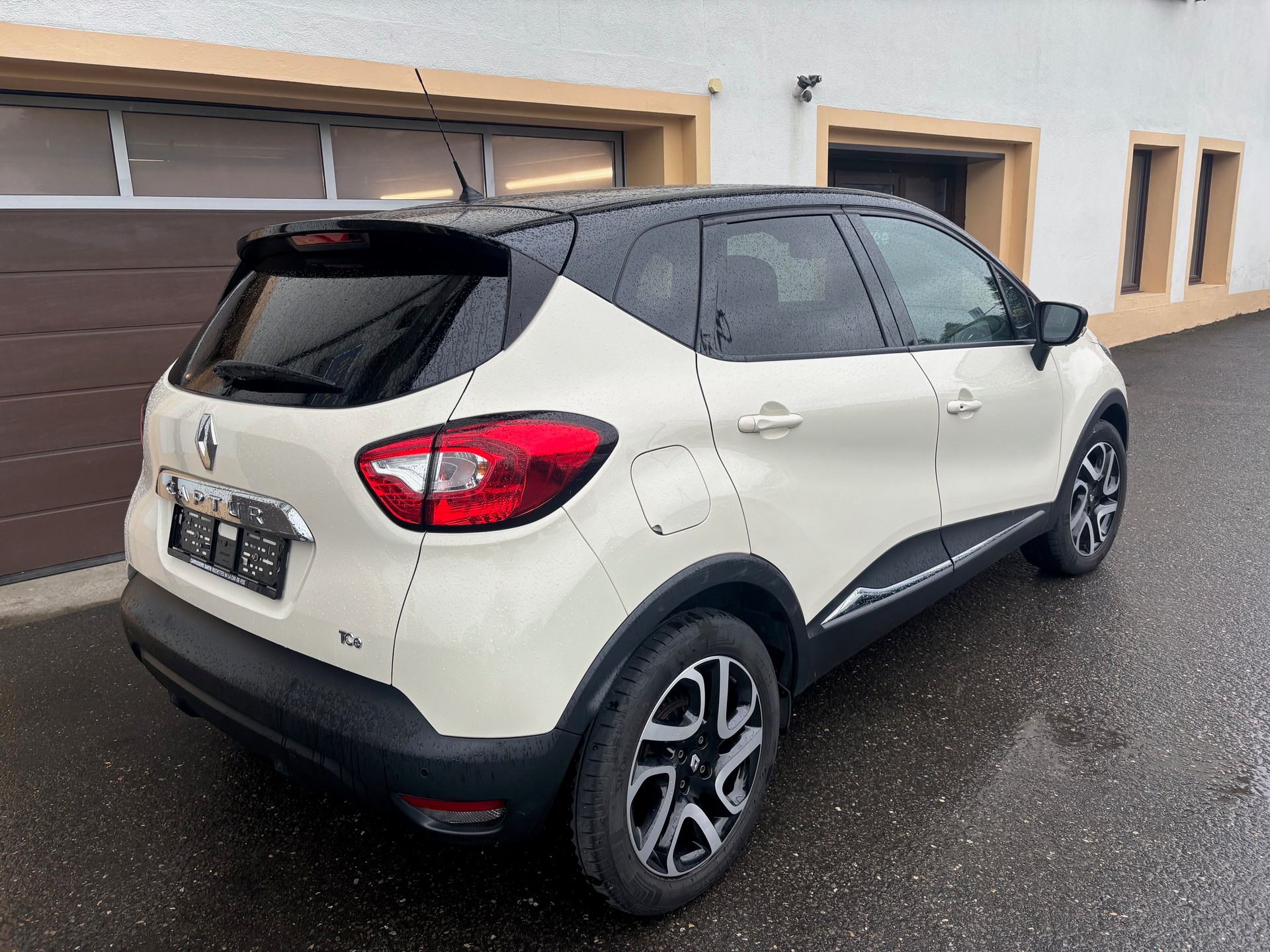 RENAULT Captur 1.2 T 16V Privilège EDC-image-1