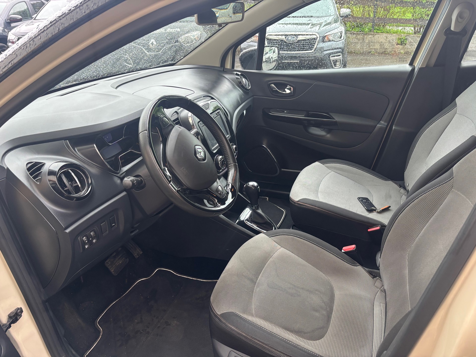 RENAULT Captur 1.2 T 16V Privilège EDC-image-2