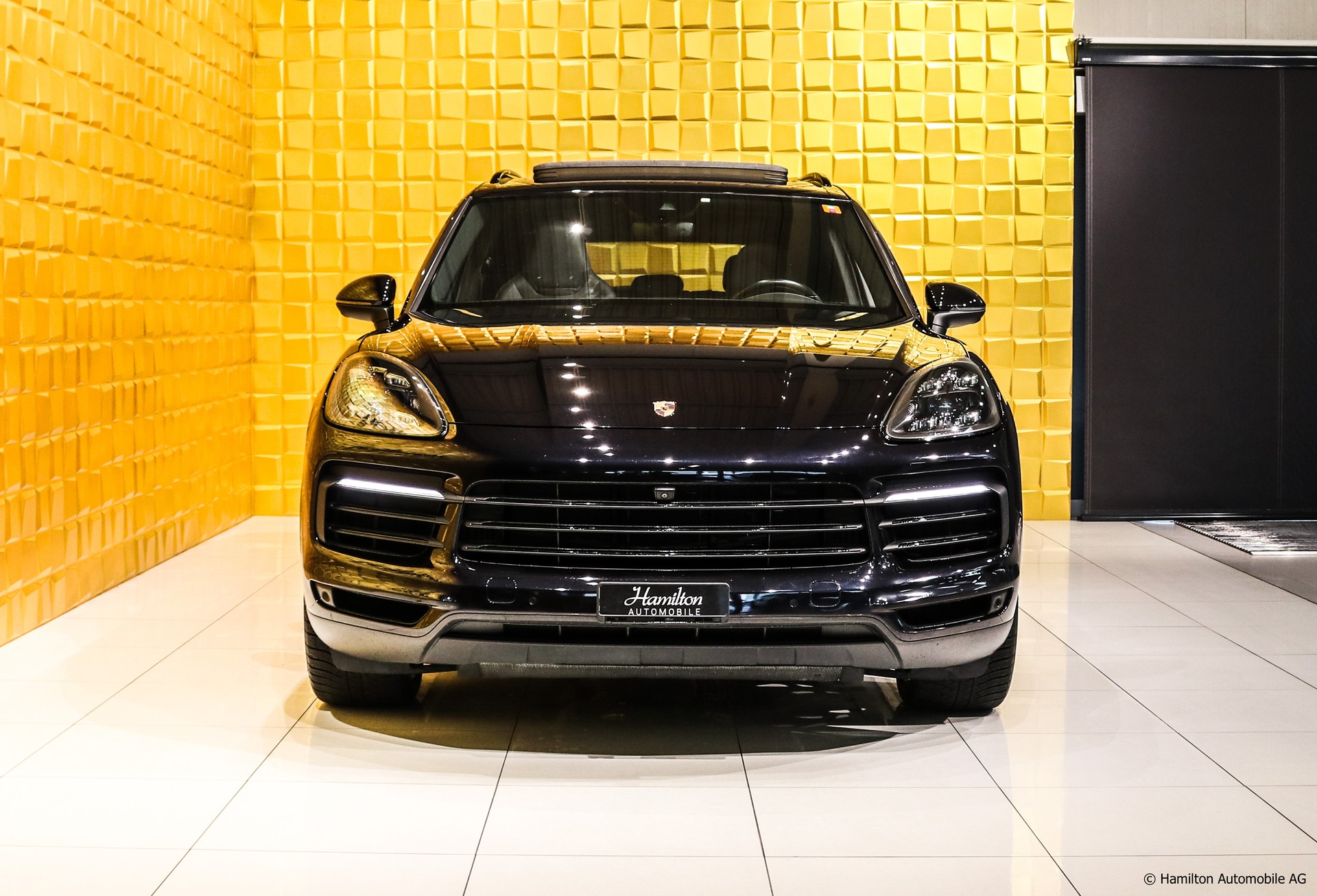 PORSCHE Cayenne-showroom-element-2