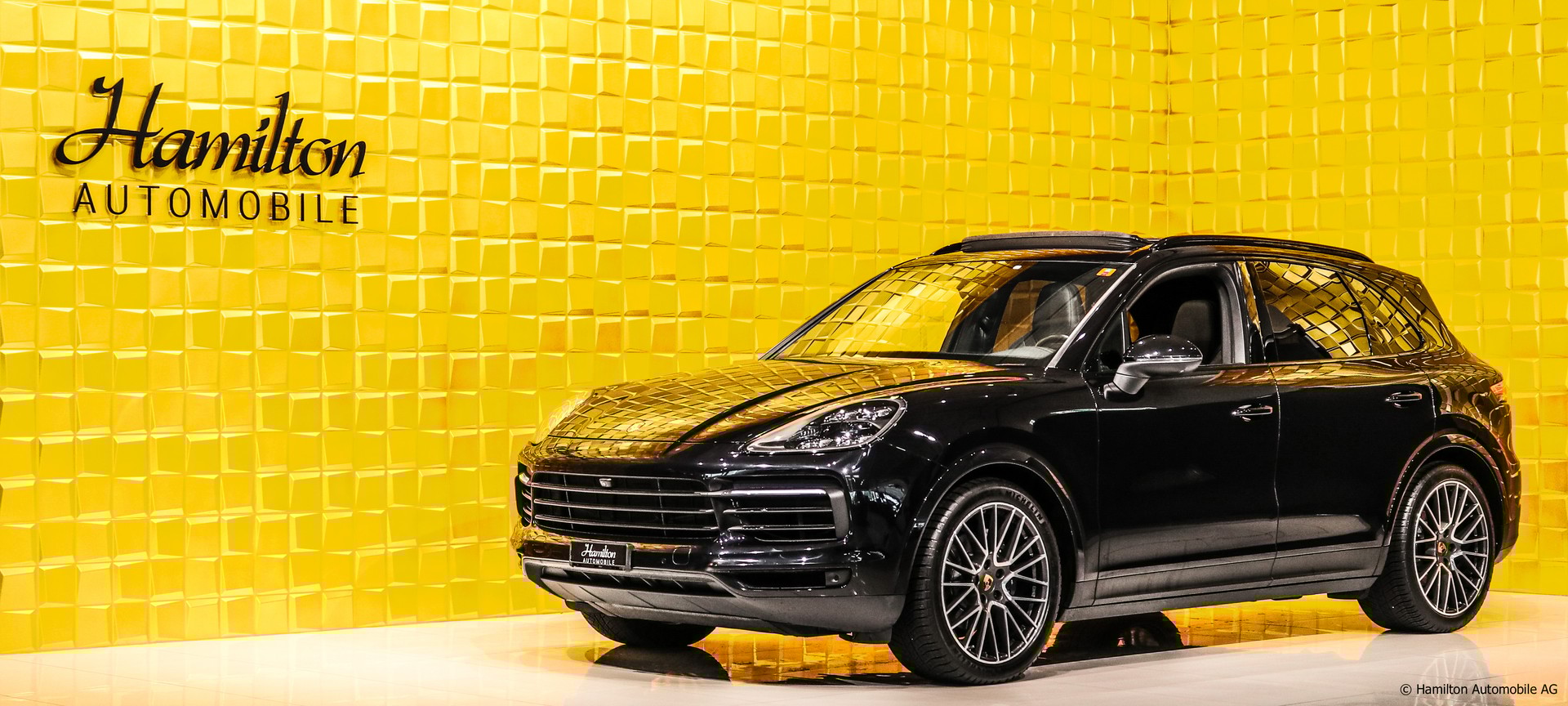 PORSCHE Cayenne-showroom-element-1