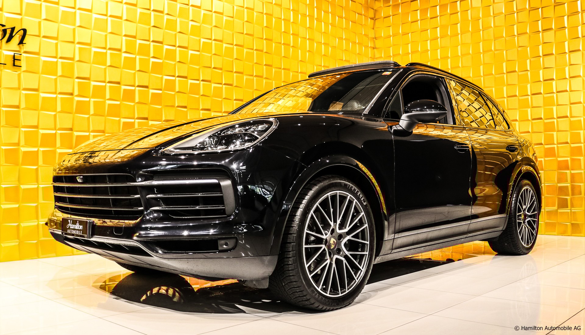 PORSCHE Cayenne-showroom-element-3