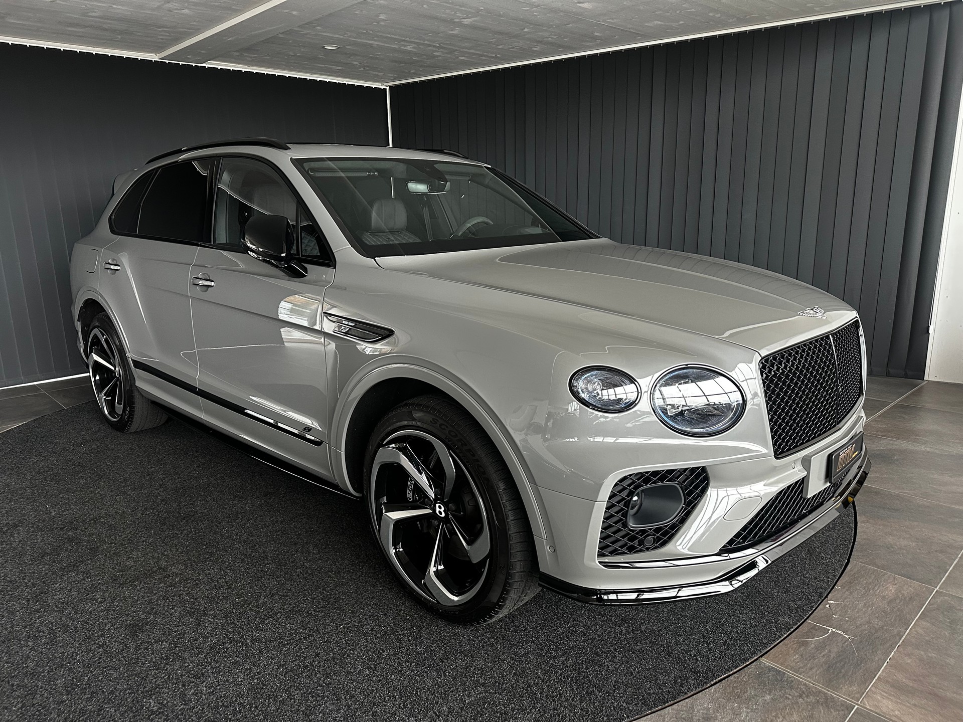 BENTLEY Bentayga S-showroom-element-3